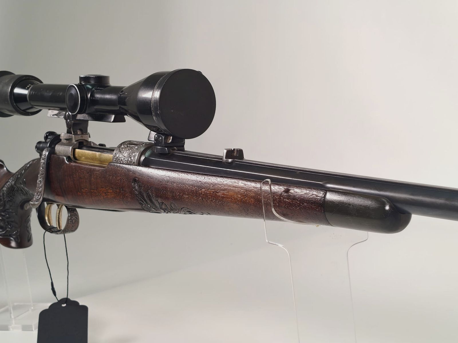 Repetierer Einzelstück 7x64 inkl. ZF 2,5-10x42 mit Handgravuren und Schaftholzverschneidungen