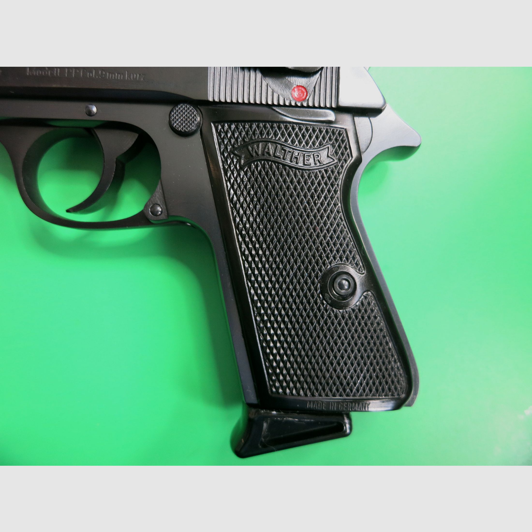 Pistola semiautomática, Walther PP, cal. 9 mm corto, empuñaduras negras, como nueva       #75