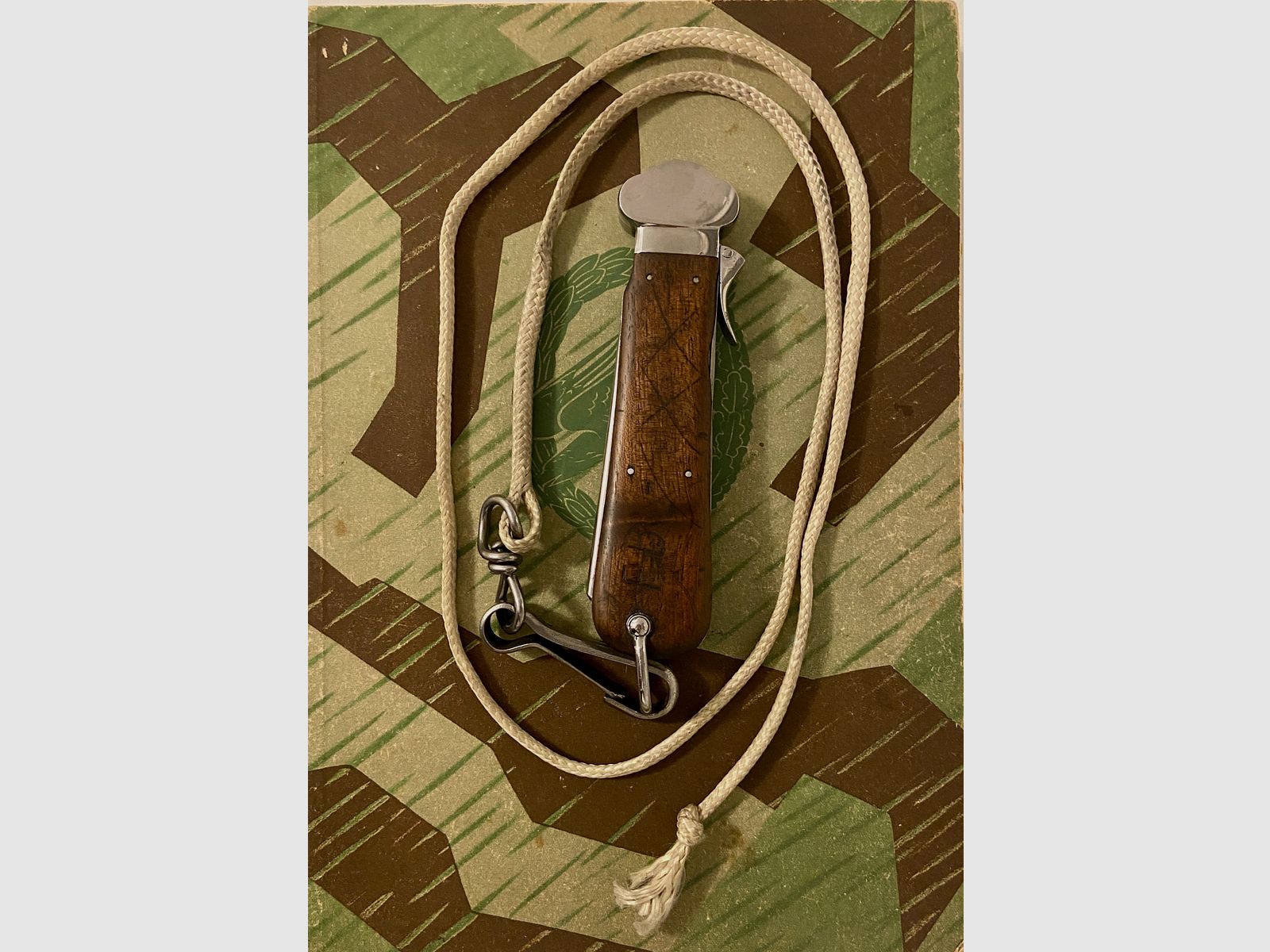 Flieger-Kappmesser der Deutschen Luftwaffe aus dem 2. Weltkrieg; 1. Modell - nicht zerlegbar, mit Fangschnur