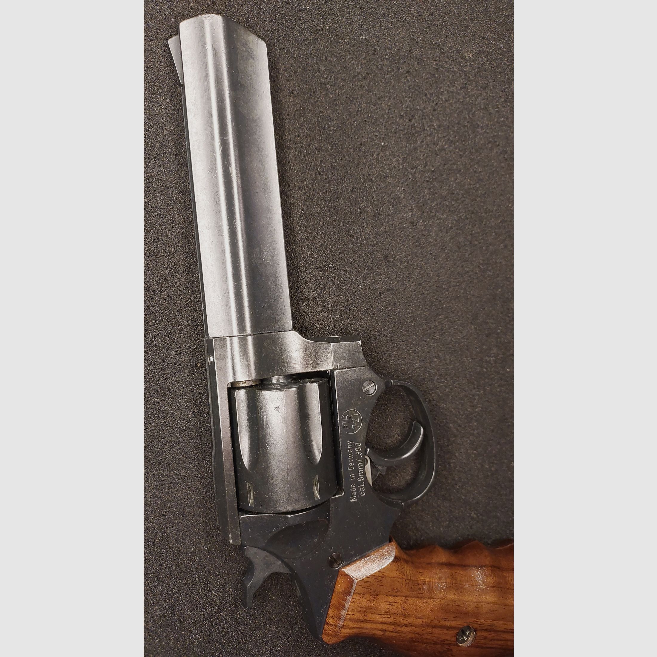 IWG Madlock revólver de detonación, cal. 9 mm R Knall (.380 Knall), PTB 721, "Hecho en Alemania" con funda de hombro de cuero