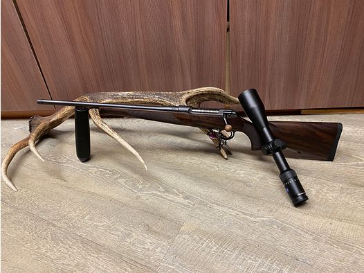 Sauer 101 Artemis, links, mit Zeiss Conquest V4 3-12x56