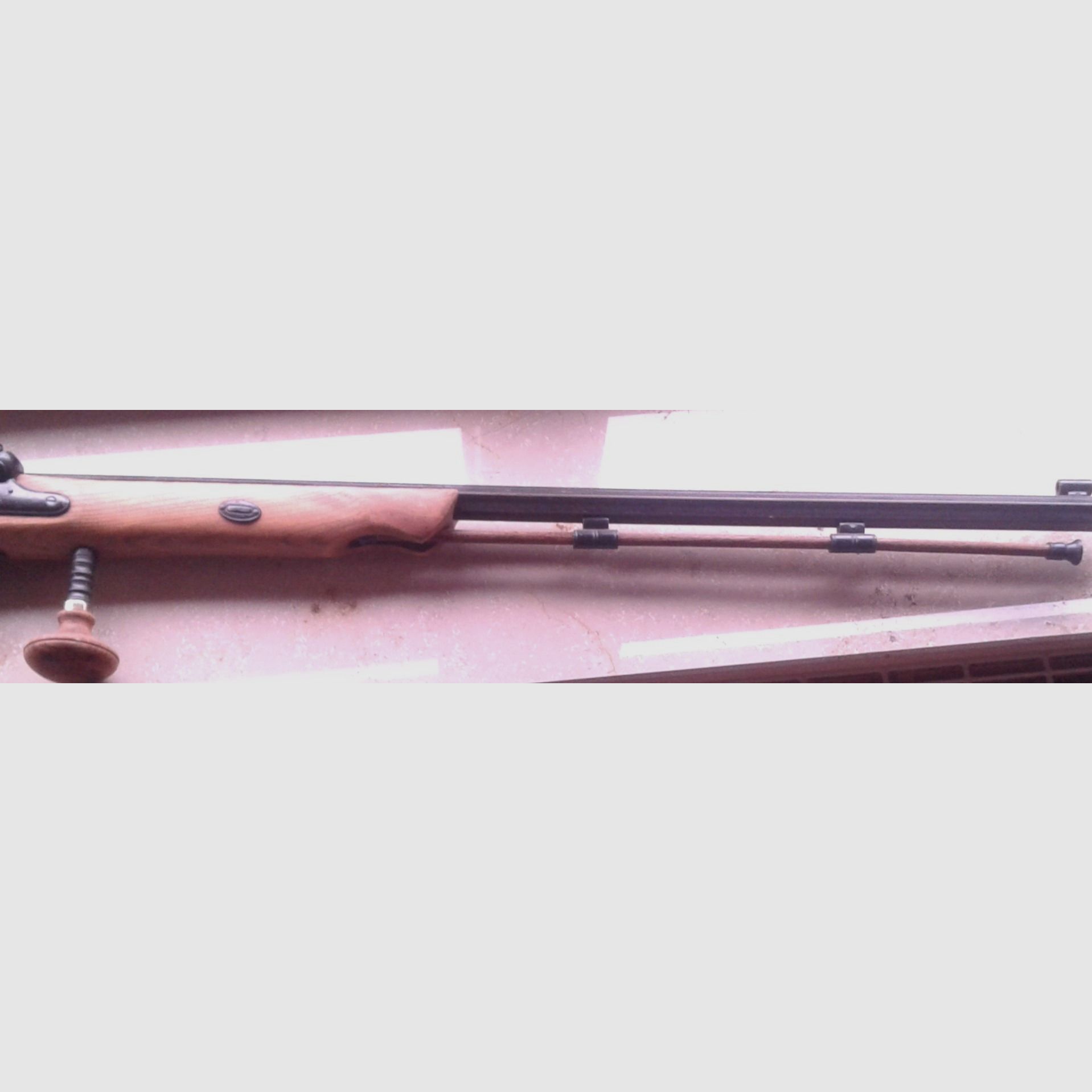 Deko Gewehr mit 2 Wandhalterungen Hirschkopf