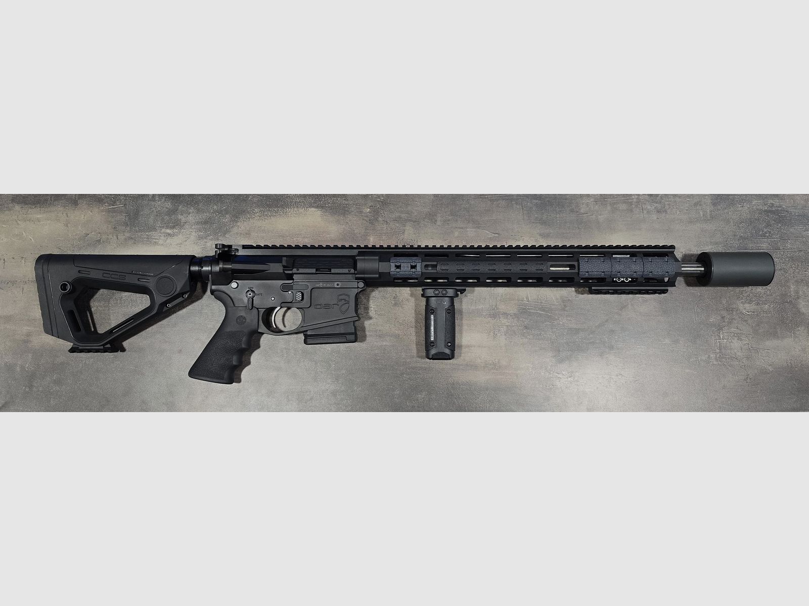 D.A.R AR15 SPR 18″ cal. 223 Rem. inkl. Schubschaft, Griff und OA Linea Compensator