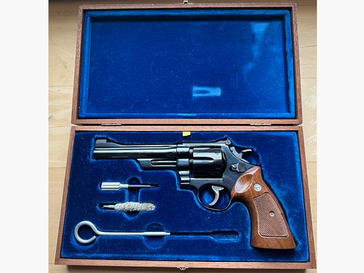 Smith & Wesson modelo 27-2 con cañón empotrado y cilindro hundido