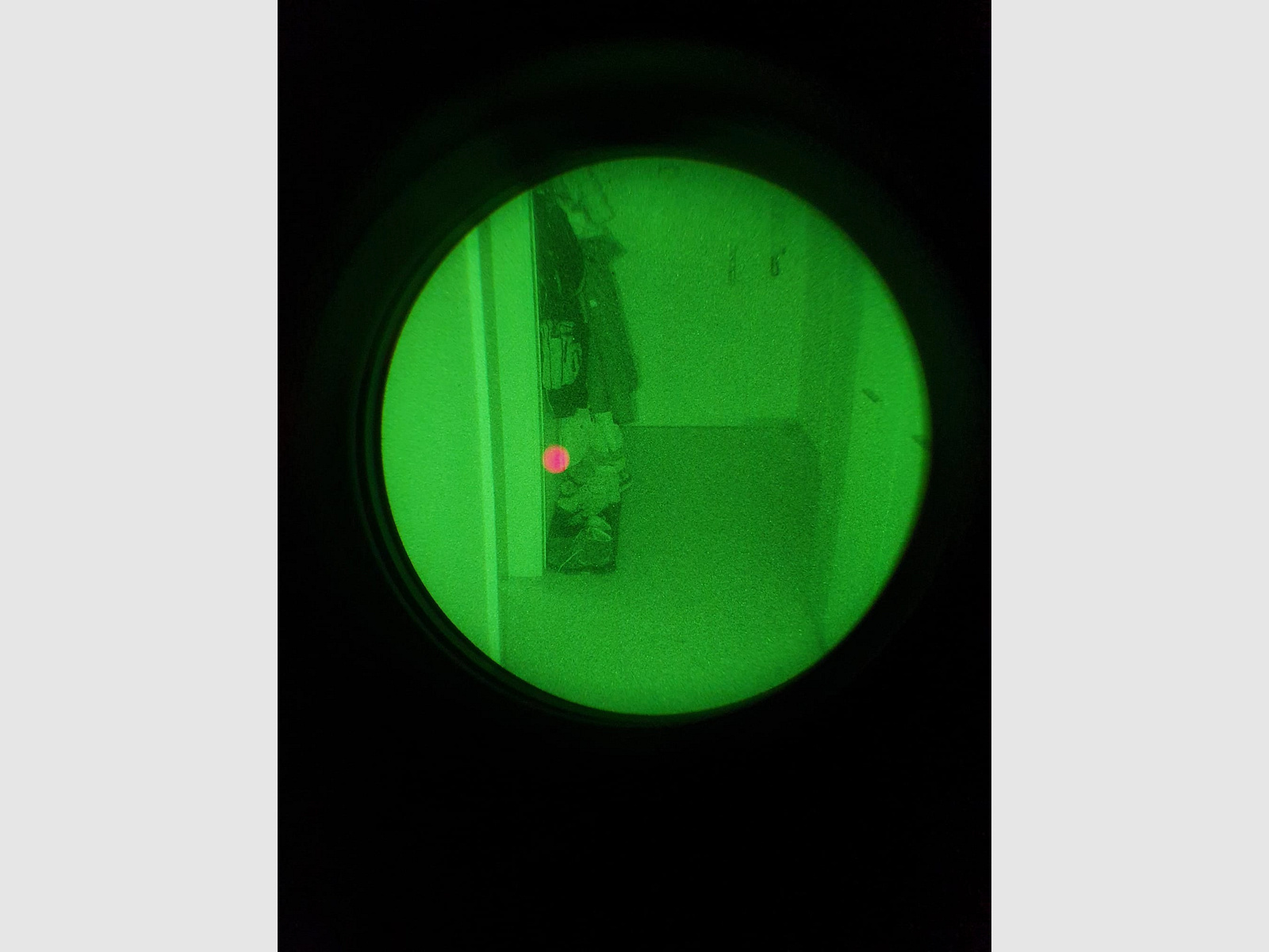 Night vision device residual light amplifier with helmet mount and carrying cap, so for wearing without a helmet