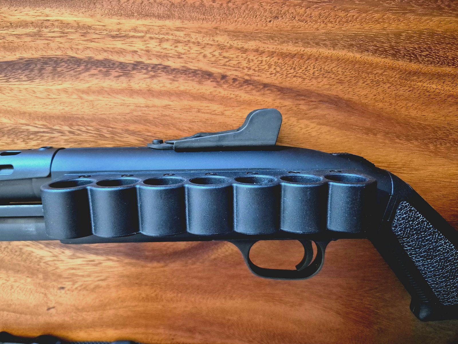 Mossberg M590A1 Ghost Ring Tactical 12/76 Mag. inkl. Magpul Schaft/Sling, Patronenhalter und Laufhitzeschild – Neu und unbenutzt