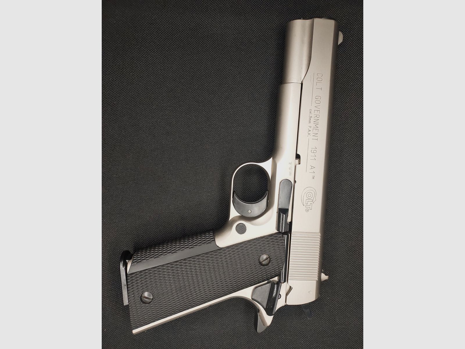 Colt Government 1911 A1 Schreckschuss Pistole 9mm P.A.K. Nickel (PTB 774) Holzgriffe
