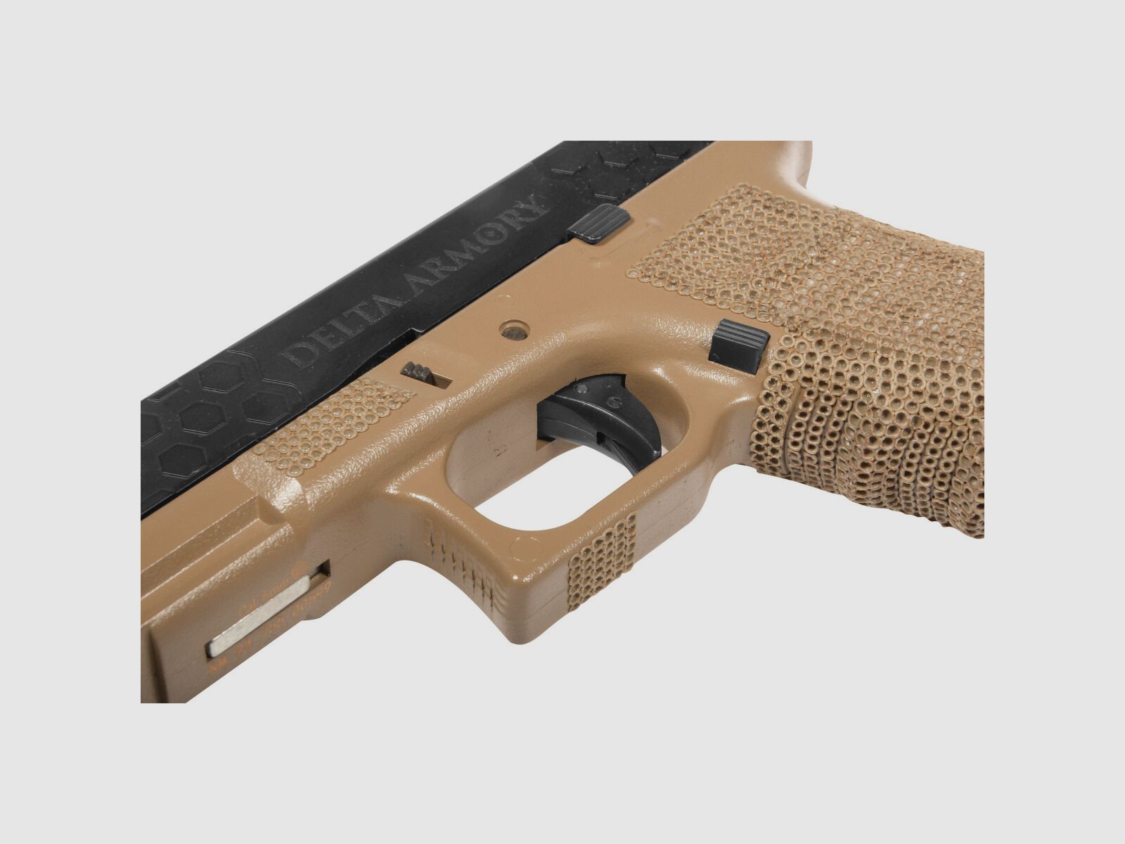 P03 GBB Airsoft Pistool met Grip Stippling in Tan | Delta Armory