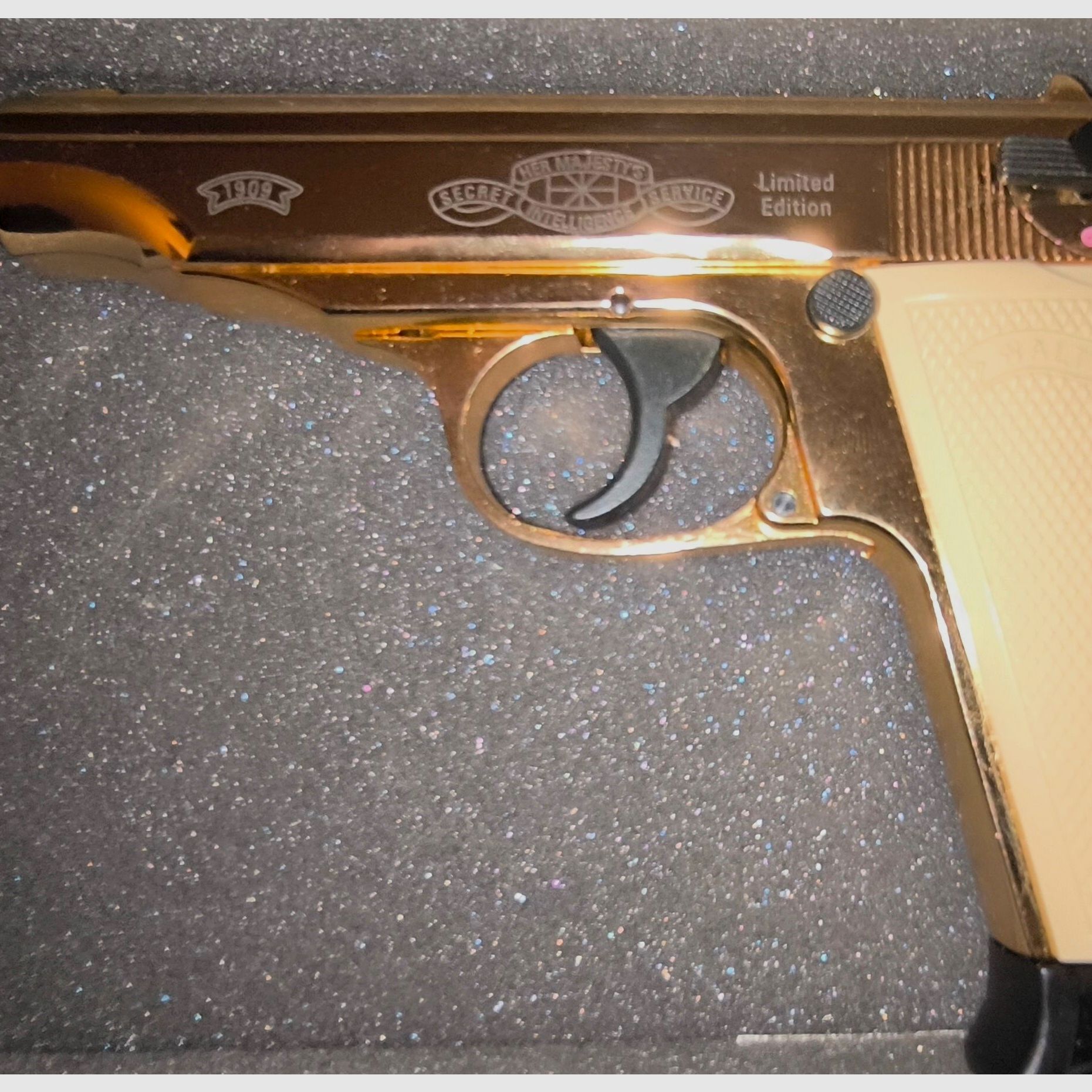⚠️ Attenzione svendita collezione, tutto deve andare, prezzo trattabile!! ⚠️ Collezionisti e fan di James Bond, vera rarità degli anni '90 - pezzo da vetrina - edizione speciale limitata Walter PP Gold - GoldenEye con impugnature bianche & certificato & cassetta VHS e un ulteriore caricatore con fondo piatto, mai sparato, in condizioni impeccabili, assolutamente come nuovo!! Calibro 9mmPAK, PTB - 620 ⚠️ Attenzione spese di spedizione gratuite!!