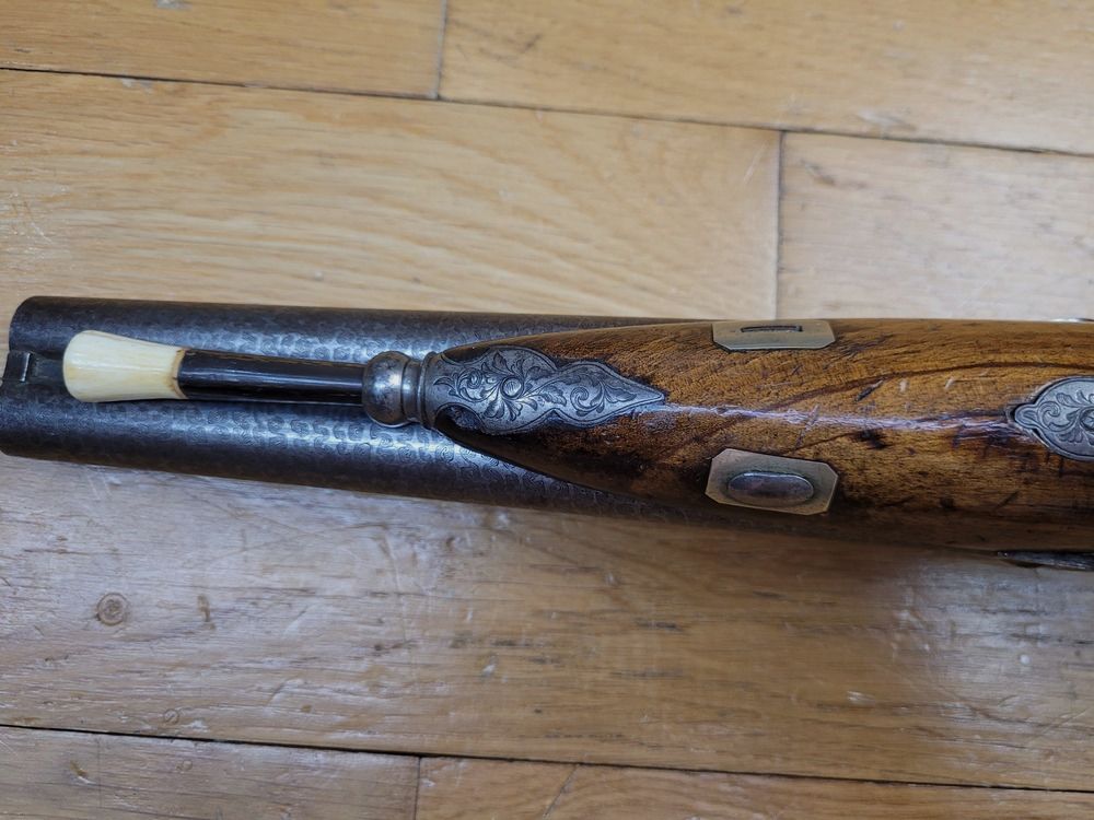 Wunderschöne Jagdpistole aus Damaststahl – Englischer Damasttyp mit sechs unüblichen Bändern – Kal. 28 – Lütticher Büchsenmacher um 1845 – Sehr schöner Renaissance-Schaft – Gravierte Pontcharra-Schlösser – Übereinanderliegende Läufe mit Haken – Ruten aus Walfischbein und Elfenbein – Ausgezeichneter Zustand!, Bild 11 von 25
