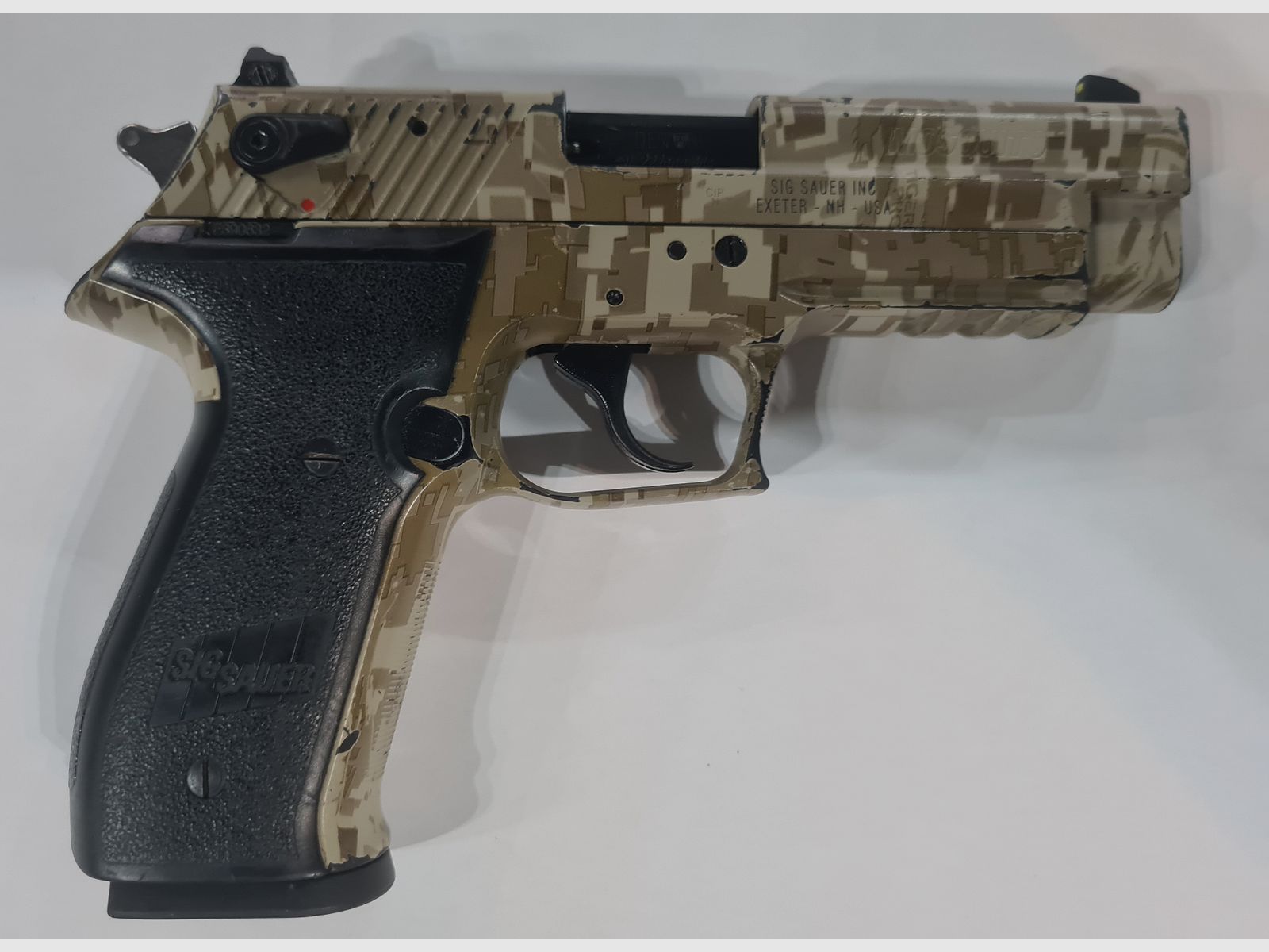 Pistolet SIG SAUER MOSQUITO cal. .22LR d’occasion, en lot avec étui, deux chargeurs, prix négociable, image 1 sur 2