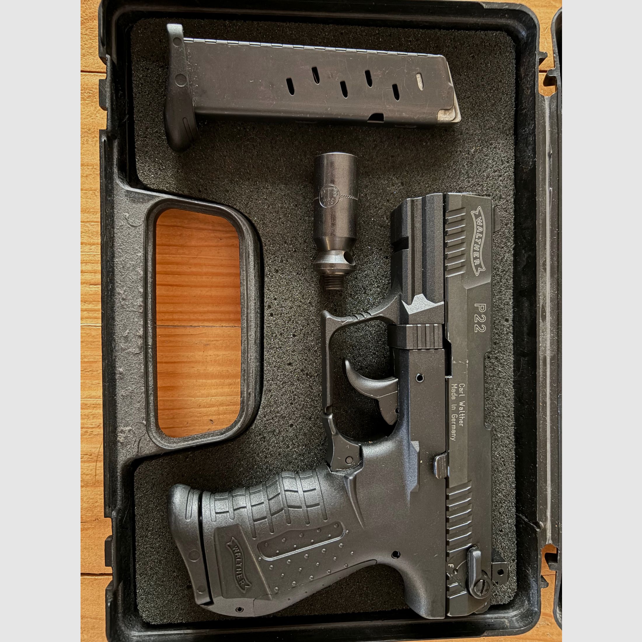 Walther P22 Schreckschuss 9 mm P.A.K. + 2 magazine + Abschussbecher + case