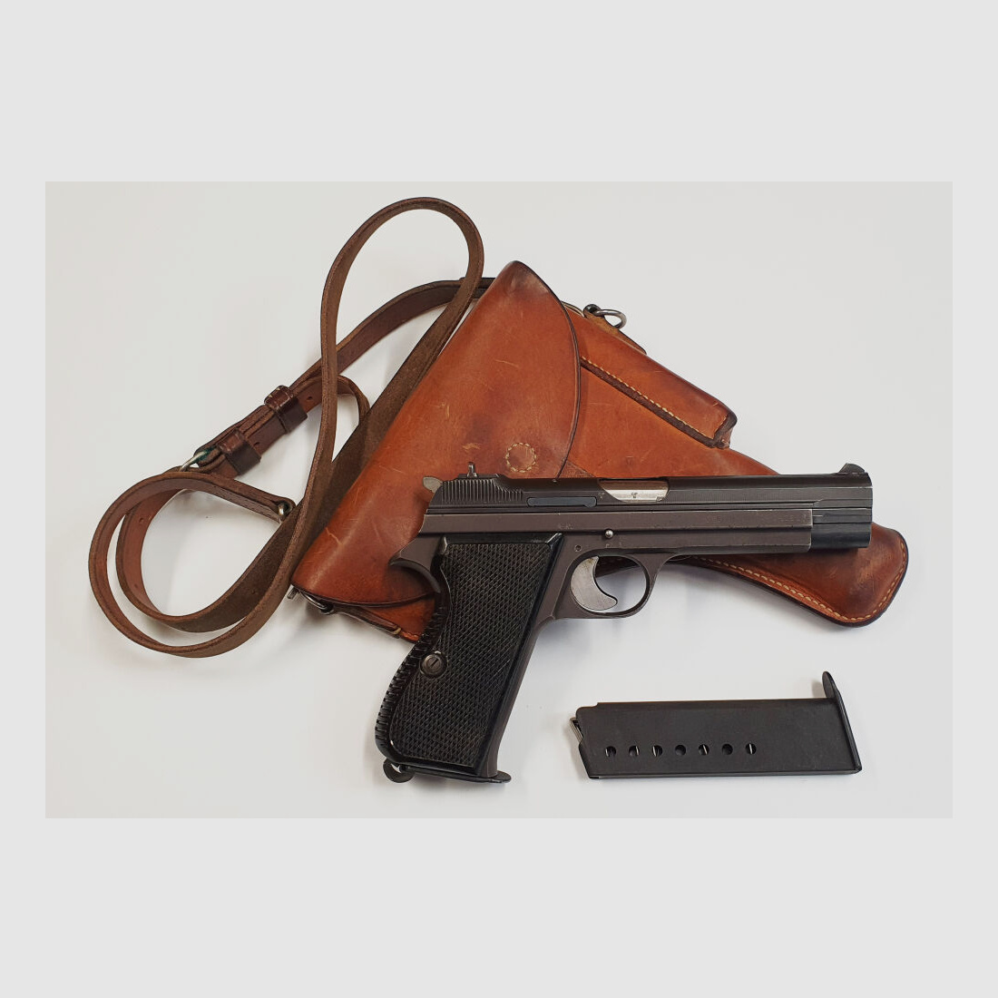 SIG Pistool SIG P210-2 in kaliber 9mm Luger (9x19) inclusief holster en reservemagazijn, GEMAAKT IN ZWITSERLAND