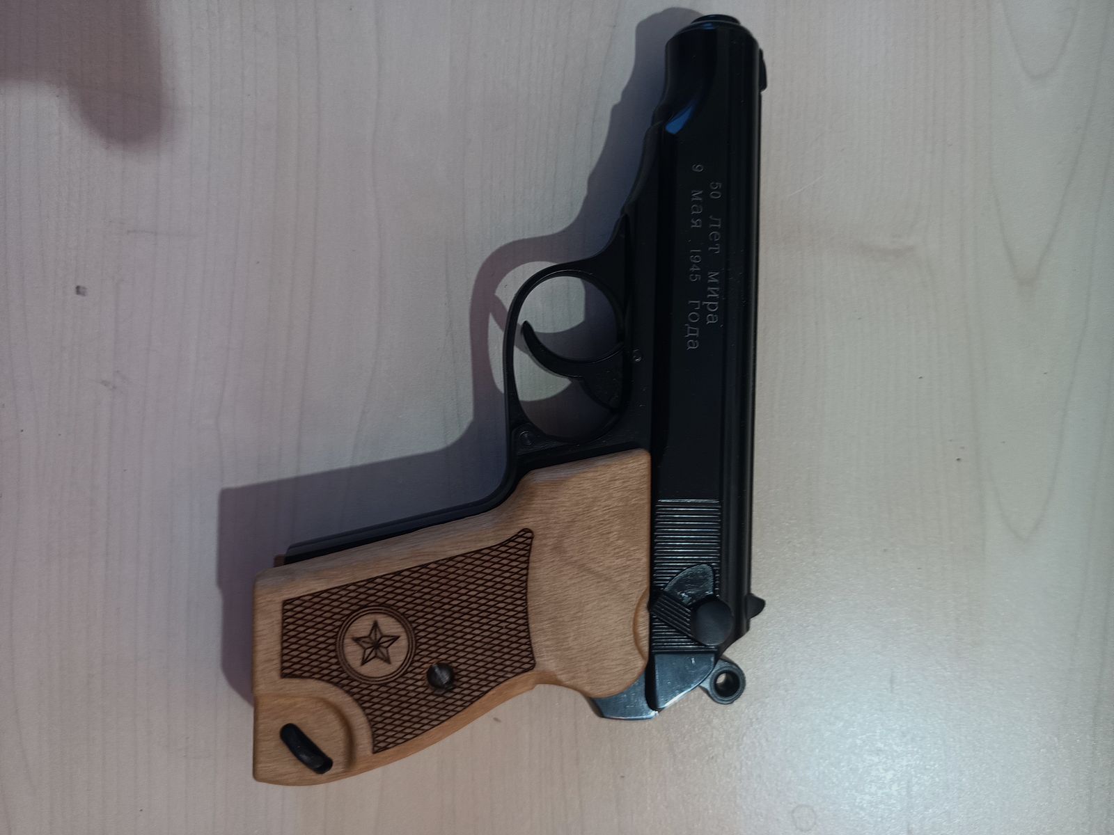 Pobjeda (Makarov) Cal. 9 mm P.A.K., poignées en bois, chargeur de rechange, par Umarex