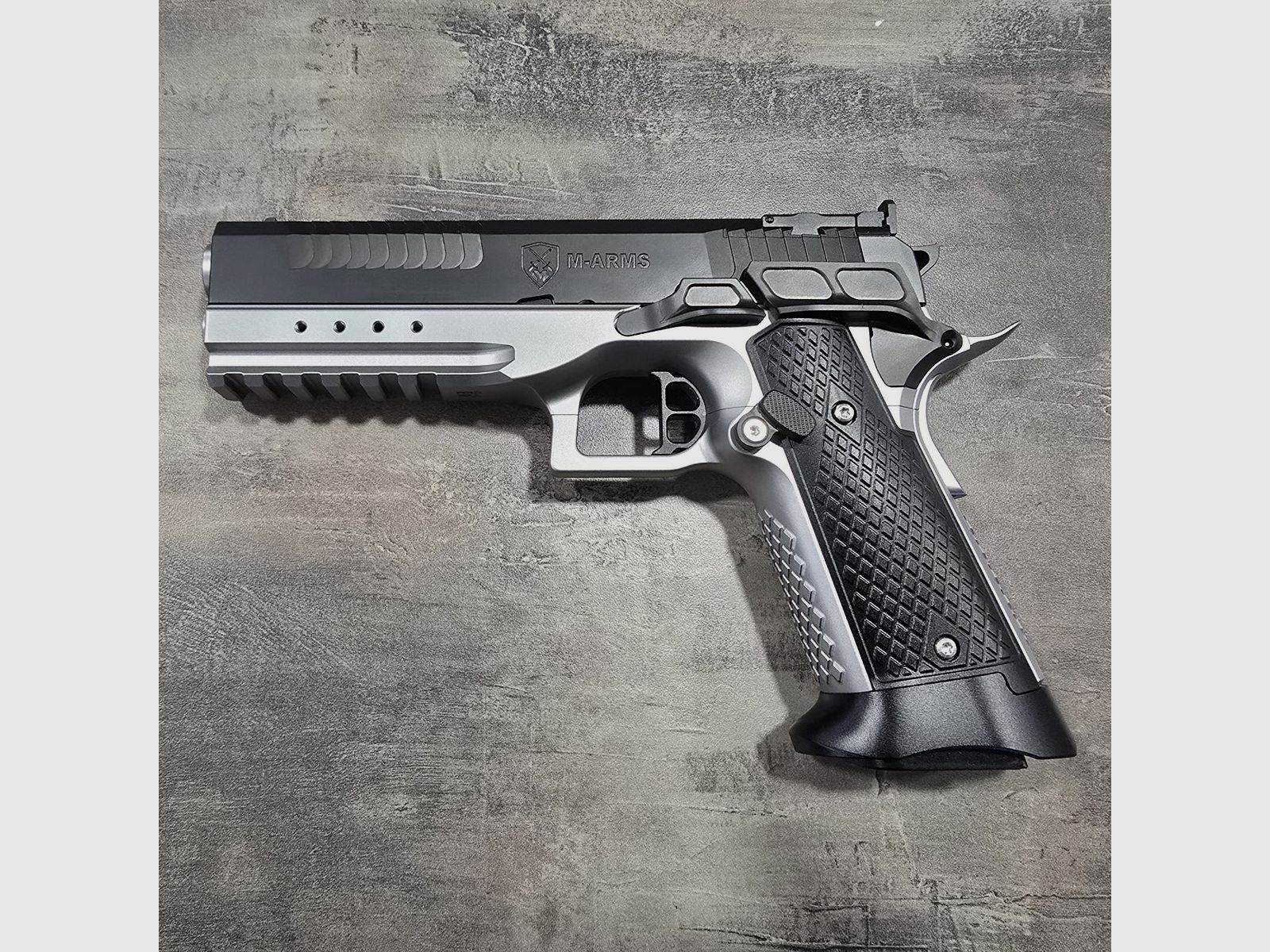 M-Arms Pistole 2011 Aion cal. 9×19 Duo Color Aluminium Grips Magwell, Bild 1 von 2