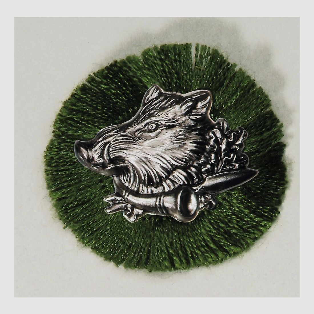 Versilberte Hutnadel mit Wildschwein-Motiv