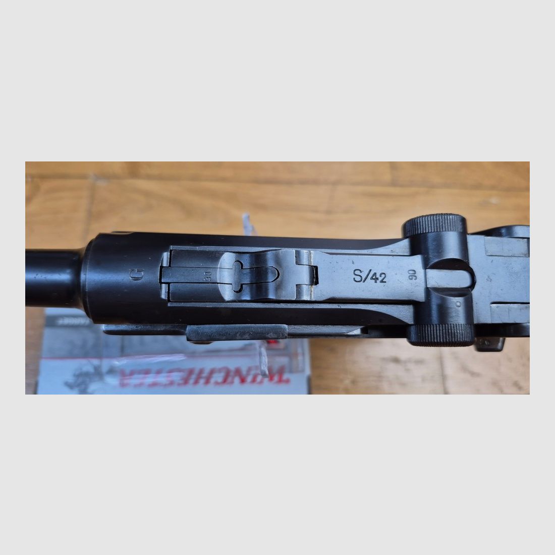 Sehr schöner Luger P08 – Herstellung „S/42“ von Mauser – Sehr seltenes Exemplar in „G“ für 1935 – Rahmen Typ 1908-1918 noch nicht verstärkt nach 1936 – Eines von 54.070 produzierten Exemplaren in 1935 – Seltene Waffe – TBE+, Bild 21 von 30