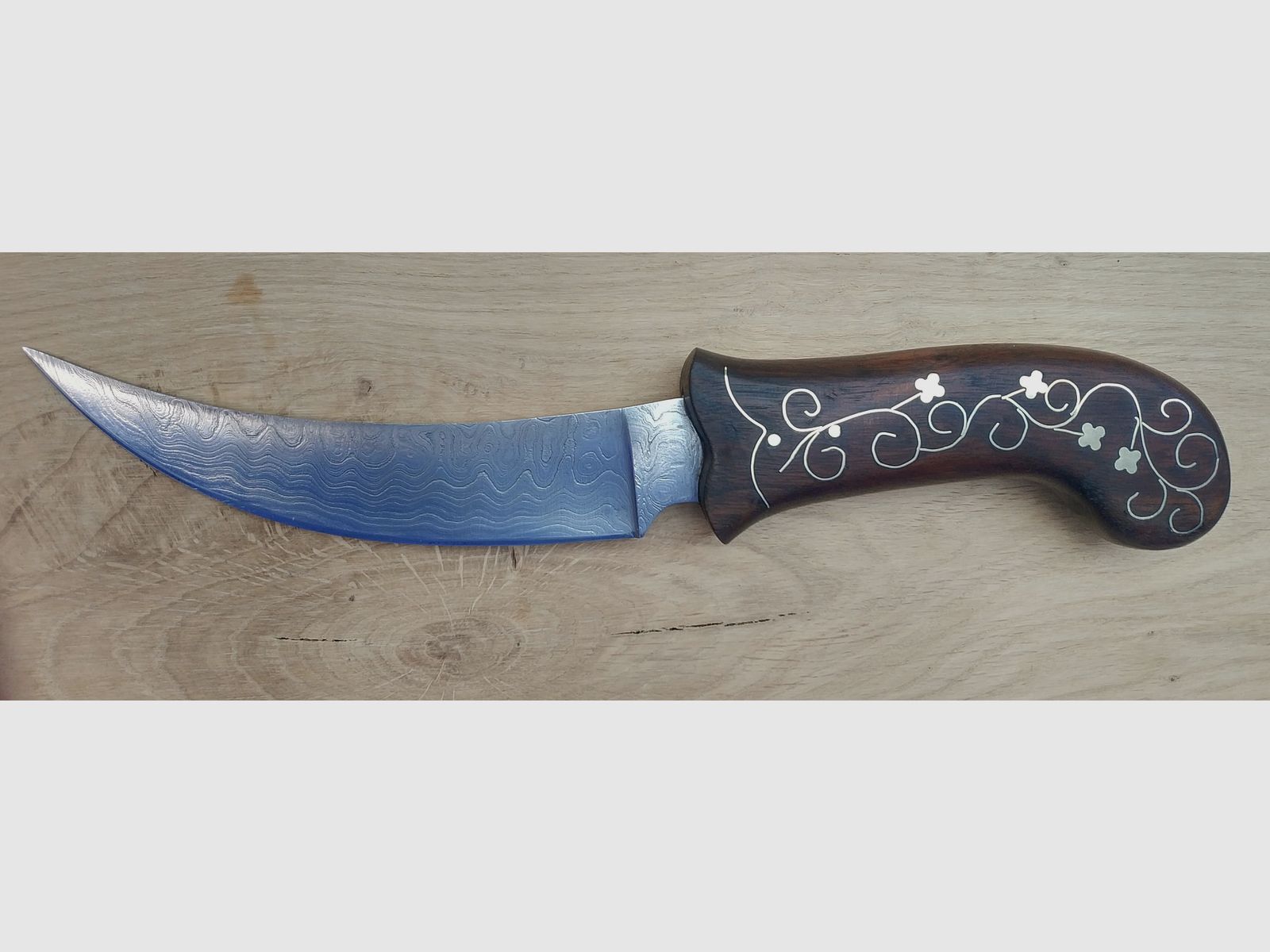 Cuchillo de cinturón oriental con hoja de damasco pulida a mano