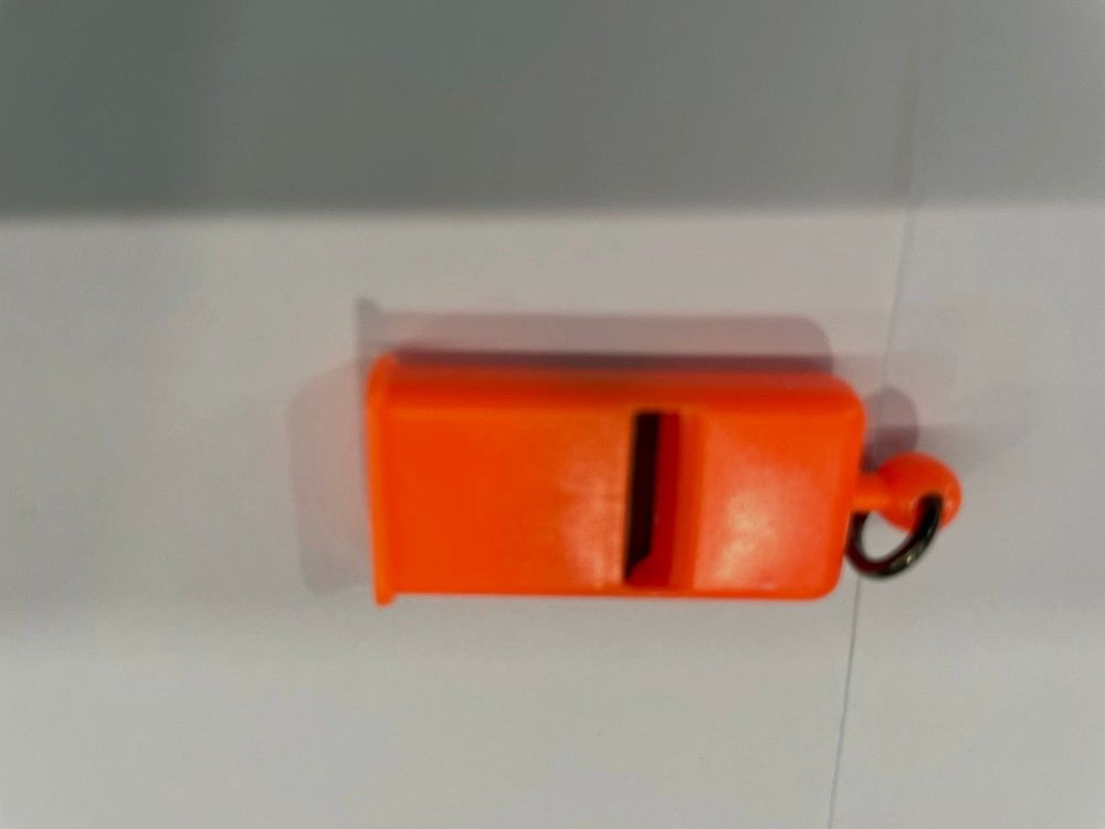 Pfeife aus orangefarbenem Kunststoff