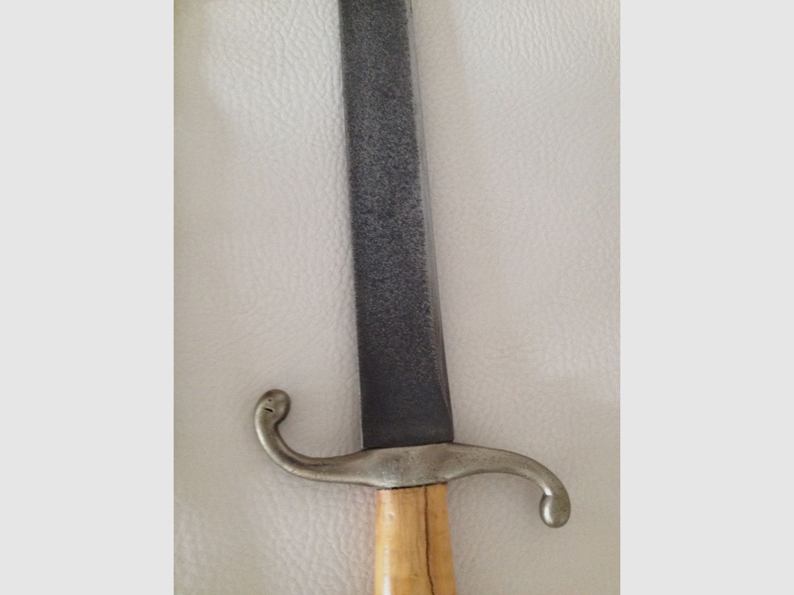 Altes Schwert mit noch scharfer Klinge