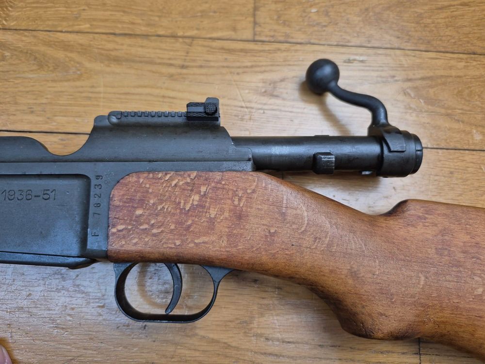 Splendido e raro fucile Mas 36-51 - Calibro originale 7,5×54 MAS – Numero di serie completamente corrispondente, compresa la baionetta – Arma del 1956 – Canne in condizioni pari al nuovo – Cinghia nuova – Kit di pulizia – Arma rara da collezione in ottime condizioni+++!, immagine 4 di 32