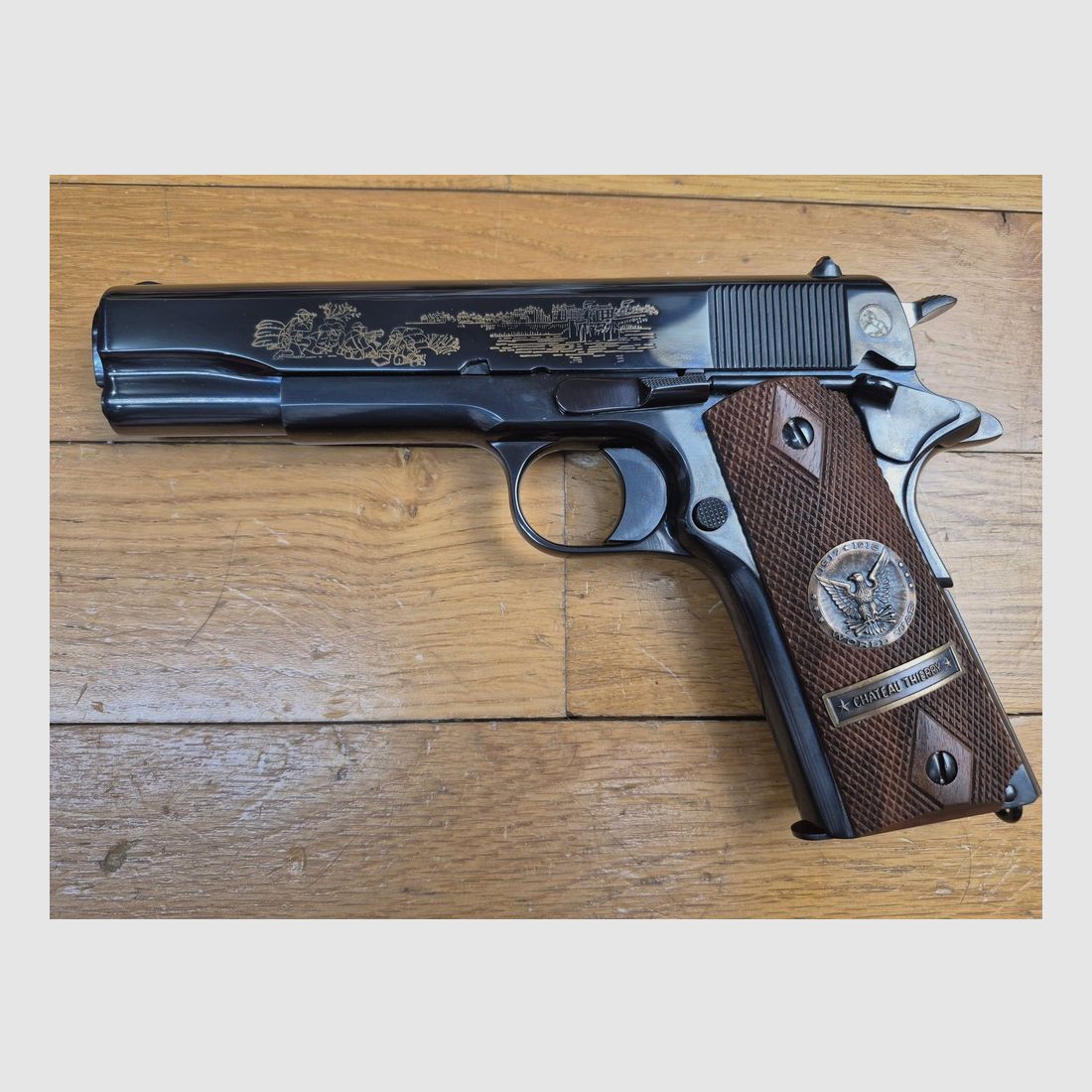 UNIQUE! Rarissime Colt 1911 (geen 1911 A1) – Herdenkingsstuk van de Slag bij Château-Thierry 20 juli 1918 – Wapen uit 1968 – Uitzonderlijke kwaliteit in Pre Series 70 – Luxueus gegraveerd en geblauwd en 100% operationeel – Zeldzaam stuk in Europa in zijn originele tentoonstellingsdoos – Als nieuw!, afbeelding 3 van 33
