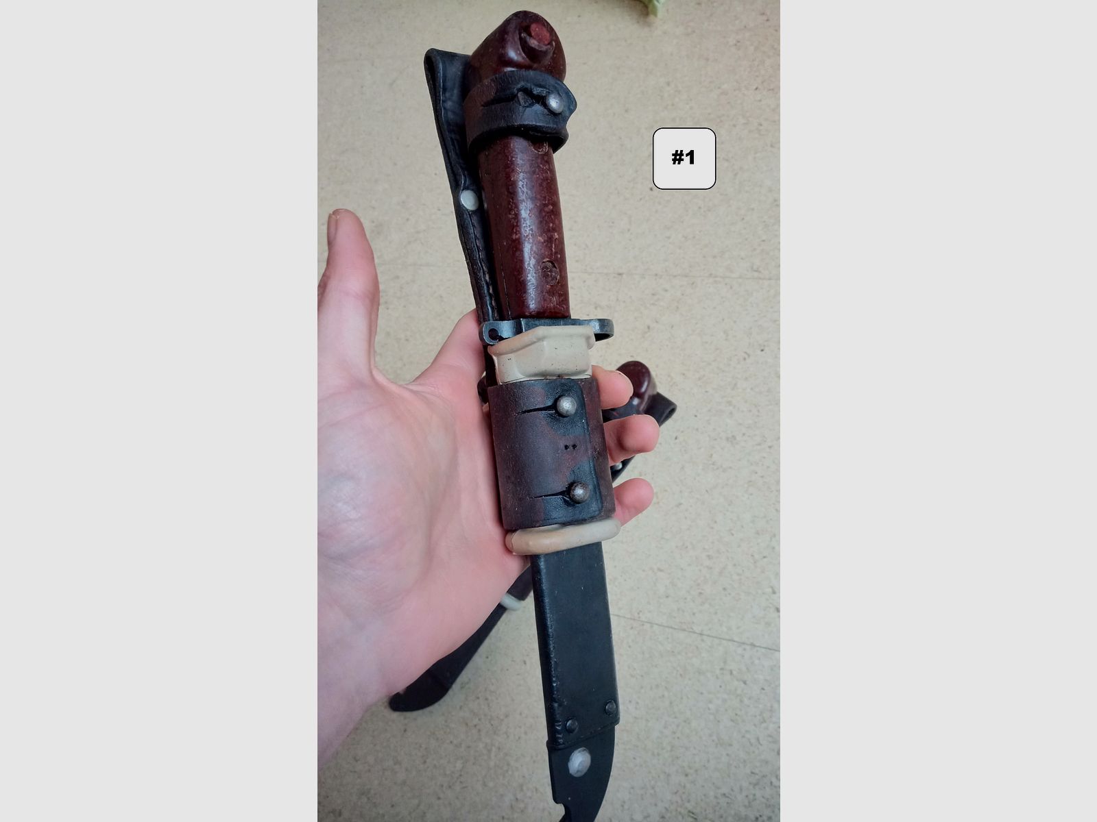 3 Rumänische 6h3 (6x3) AK Bajonette komplett inkl. Gummi Isolator und Leder Frosch  // AKM Bakelit Vintage