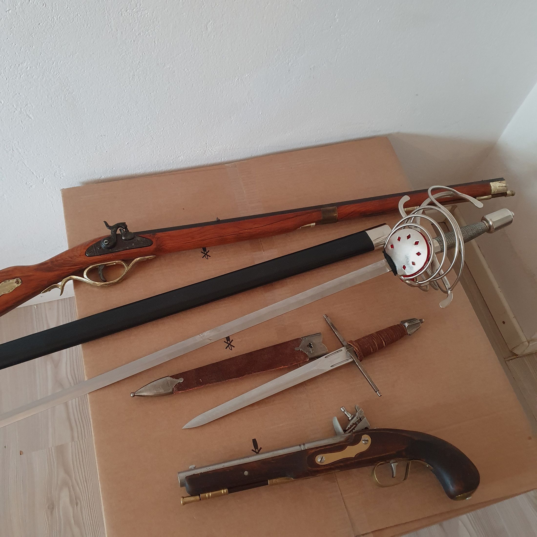 Konvolut Degen, Steinschlosspistole, Dolch, Gewehr