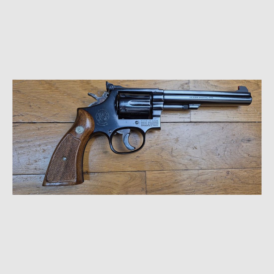 Wunderschöner Revolver Smith&Wesson K38 „Masterpiece“ oder Smith 14-4 nach 1957 – Kal. .38 SP – Waffe von 1977 – Das Modell „Target“ in 38. des Military and Police von 1905! – 80 Jahre verdienten Erfolgs – Zweites Set Pachmayr-Griffschalen – Originalverpackung mit Nummer – Zustand nahezu neu! – TBE/TBE+, Bild 2 von 22
