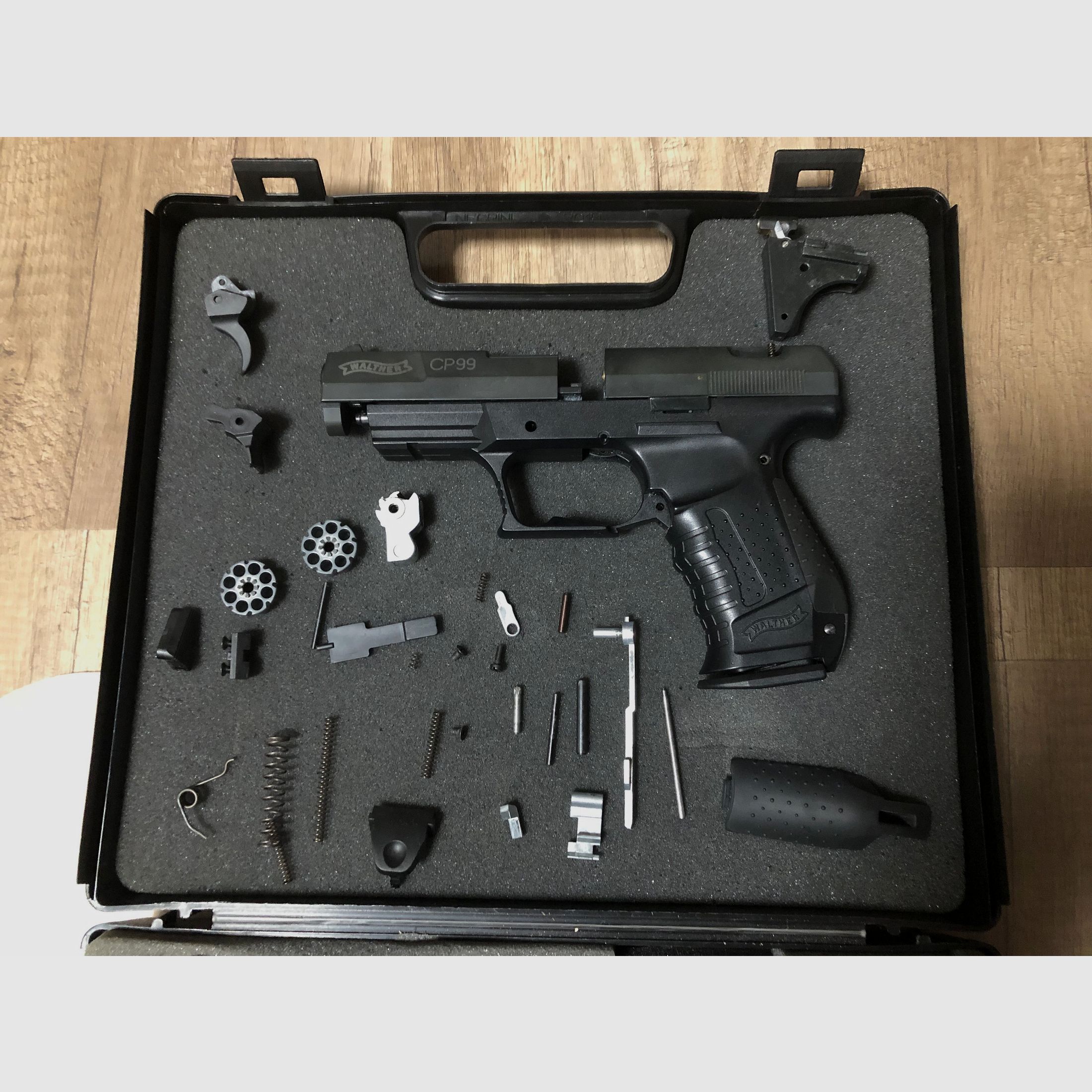 Walther CO2 CP99 pistool als onderdelenhouder