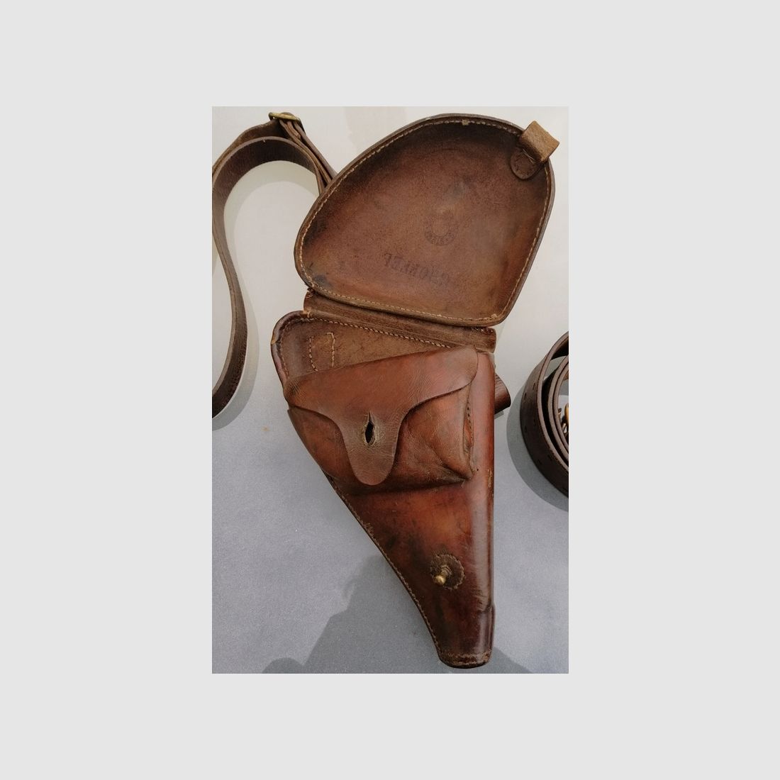 Très bel étui pour révolver 1892 avec baudrier et ceinture – cuir marron – Excellent état, image 2 sur 9