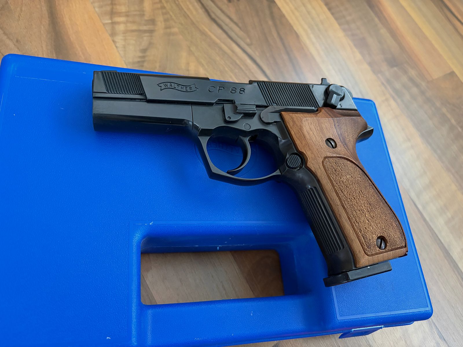 Walther CP88 CO₂ Pistolet 4,5 mm dans la mallette avec accessoires I Diabolos et boîte de récupération de balles / cibles