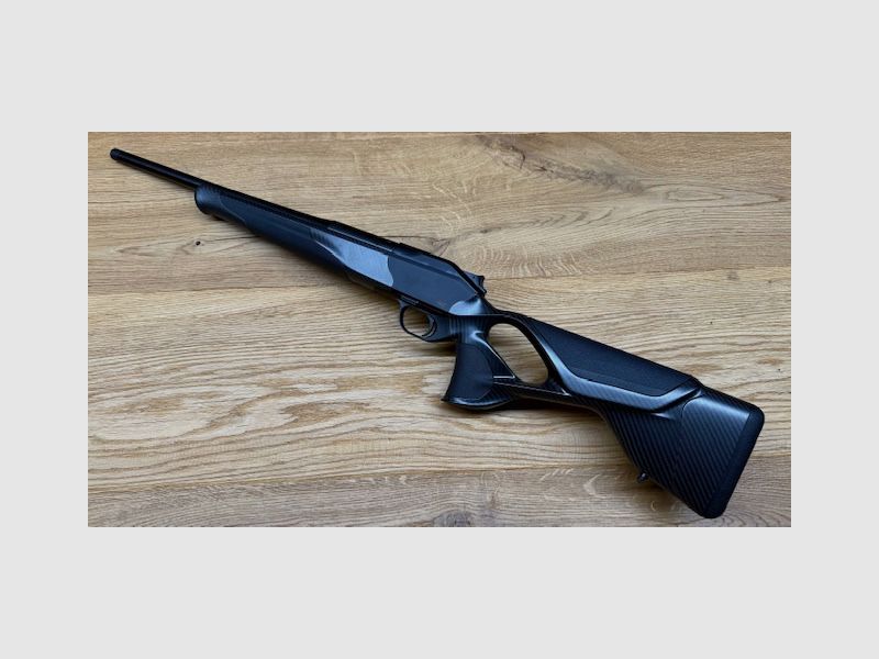 Blaser R8 Carbon / Elastomer / Atzl-Abzug / gekürzter Lauf / Mündungsgewinde / Logo schwarz glänzend / Vorderschaftabschluss carboniert