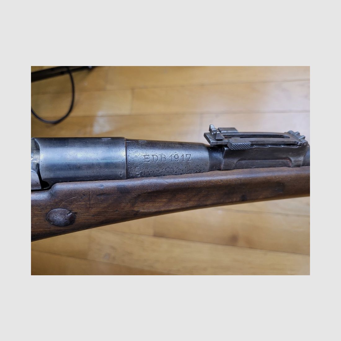 Gutes Gewehr Berthier – Modell 07/15 – nicht modifiziert 1916 – Waffe mit 3 Schüssen von 1917 – Delaunay Belleville Werke – Kal. 8×51 Lebel – Sehr guter Lauf – Gewehrriemen – 1 Magazin -TBE, Bild 18 von 27
