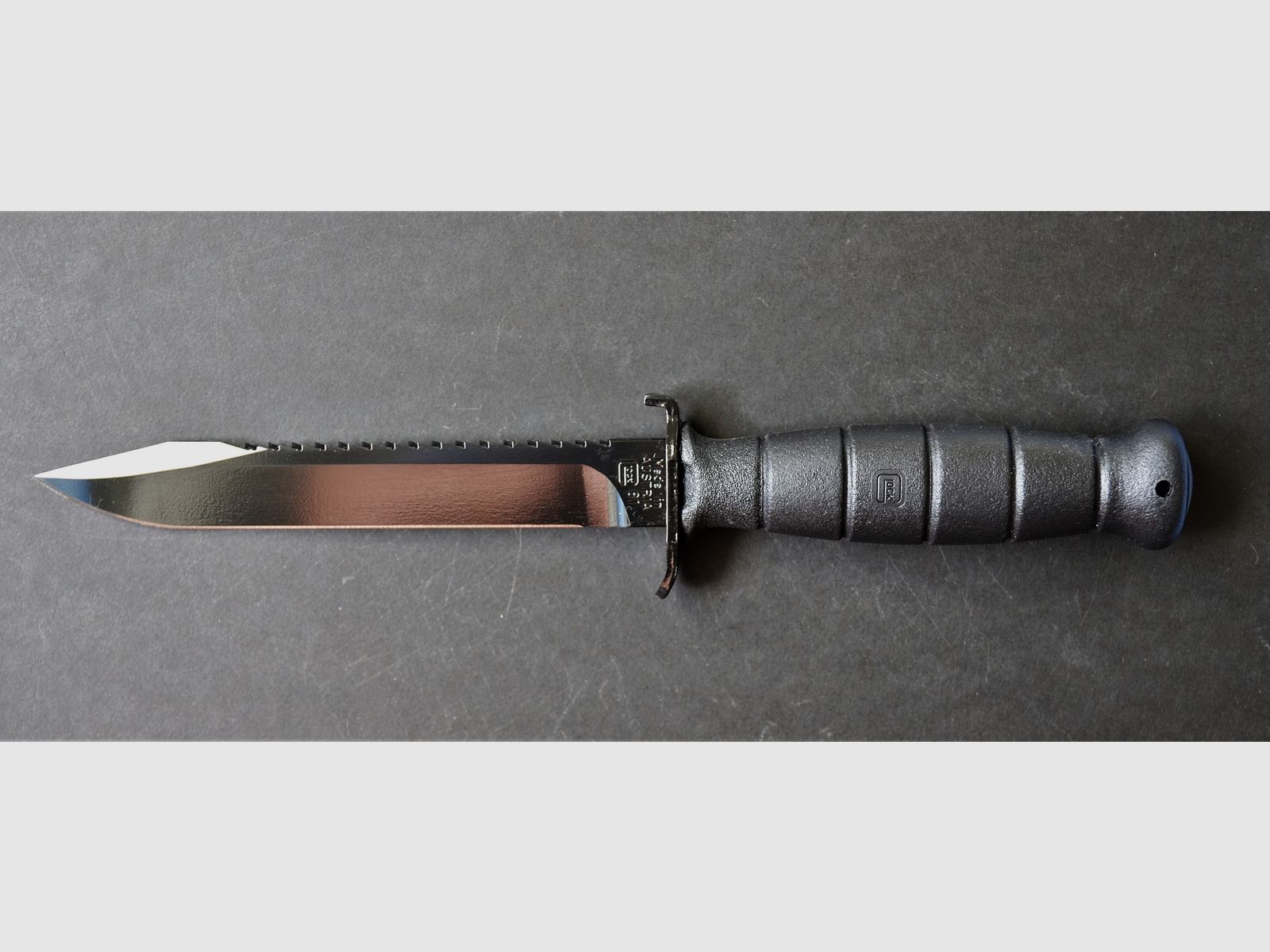 Glock Feldmesser FM 81 schwarz – Militärisches Mehrzweckmesser