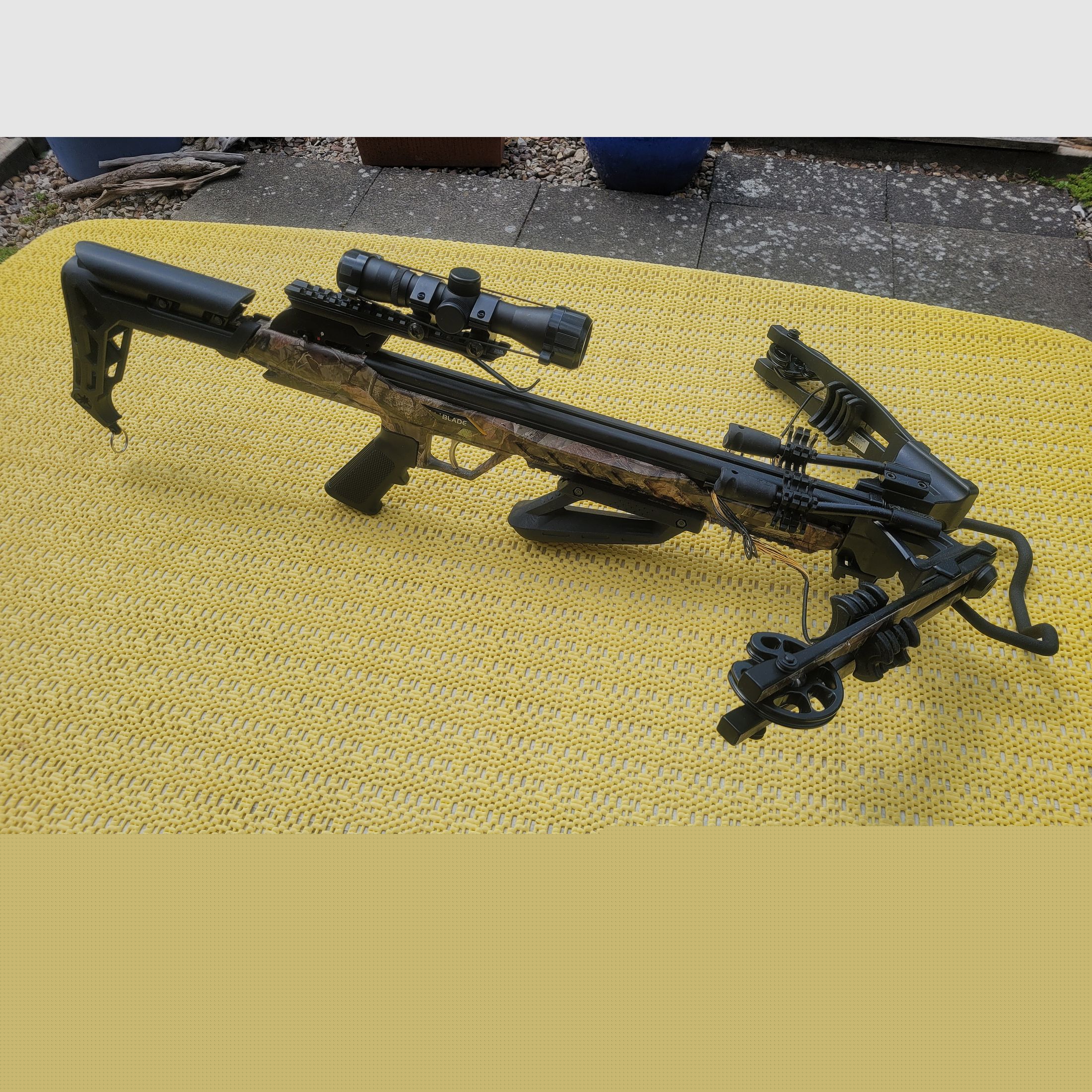 Compoundarmbrust Set Blade + 175 lbs / 340 fps mit 11 Bolzen und Tasche 