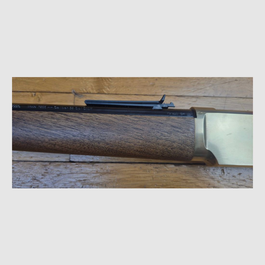 Wspaniała i rzadka karabina Winchester model 1866 – „Yellow Boy” w rzadko spotykanej produkcji Miroku z Japonii – Rzadkie kal. .38 SP/38 specjalne – Obudowa z brązu/mosiądzu jak oryginały – 10 nabojów – Mechanika i drewno w stanie nowym lub prawie nowym – Wyjątkowa nowoczesna broń i rzadki egzemplarz – TBE+++, zdjęcie 41 z 51