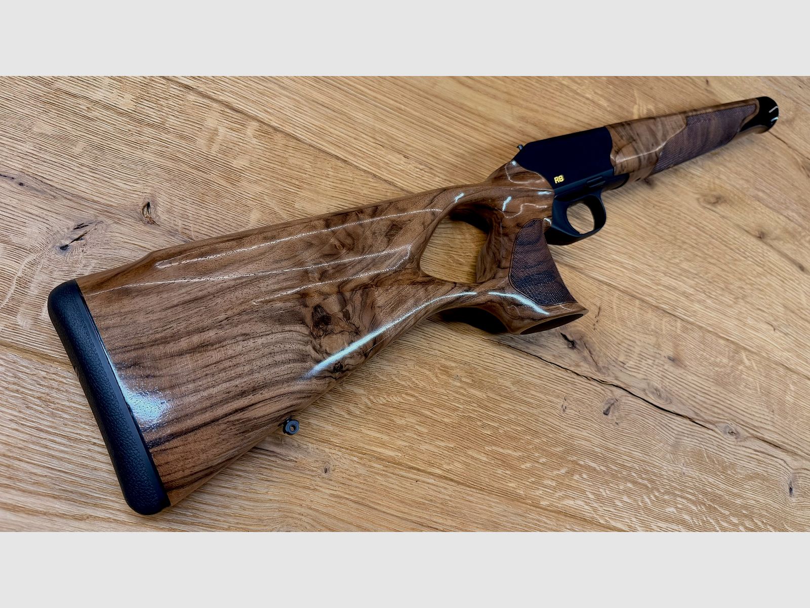 Blaser R8 Success Schäftung / Holzklasse 4 / R8 Logo in Gelb / top Holz absolute Gelegenheit