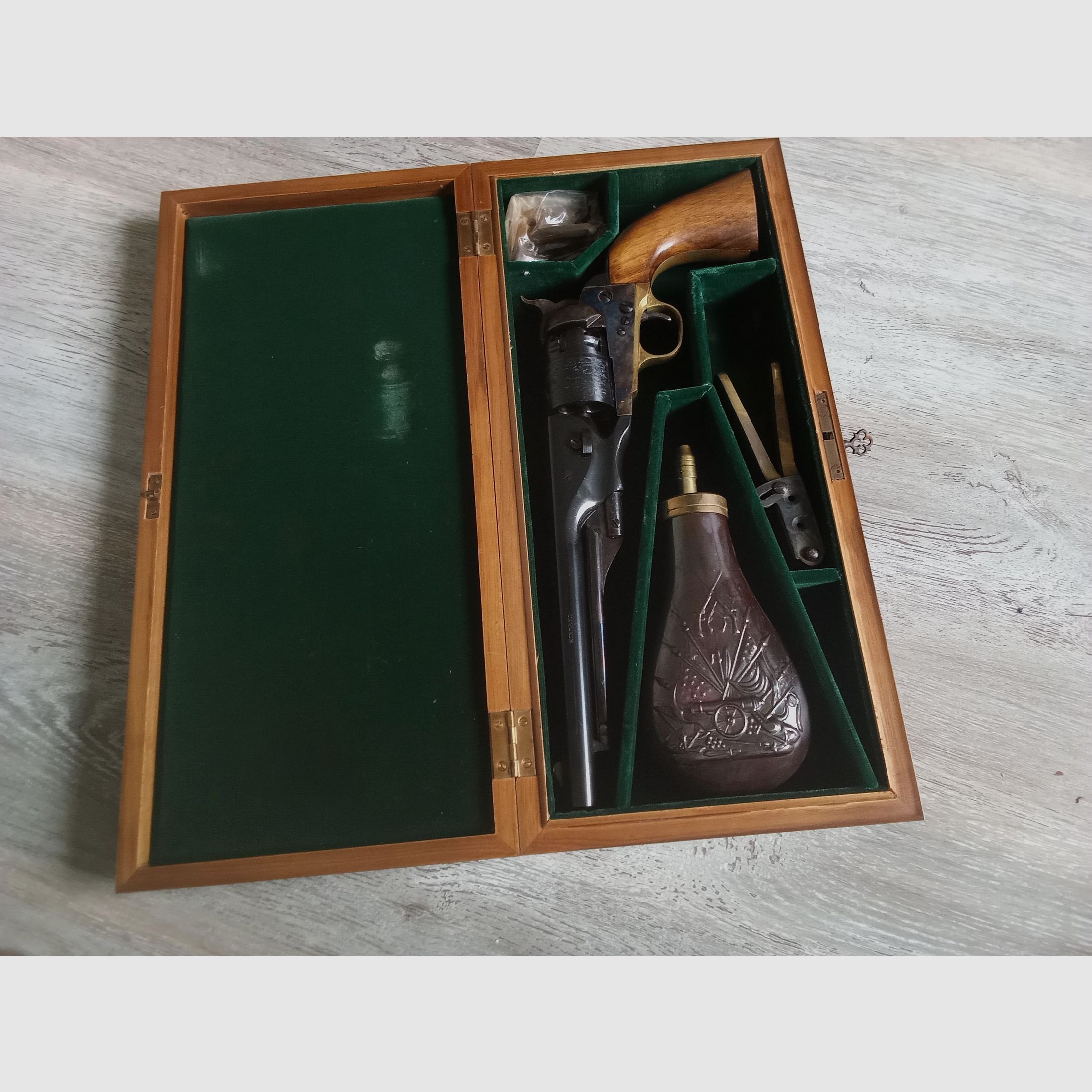 Revolver Colt Navy 1860 Kaliber 44 Schwarzpulver RIGARMI in seiner Box KATEGORIE D2 (freier Verkauf ab 18 Jahren)