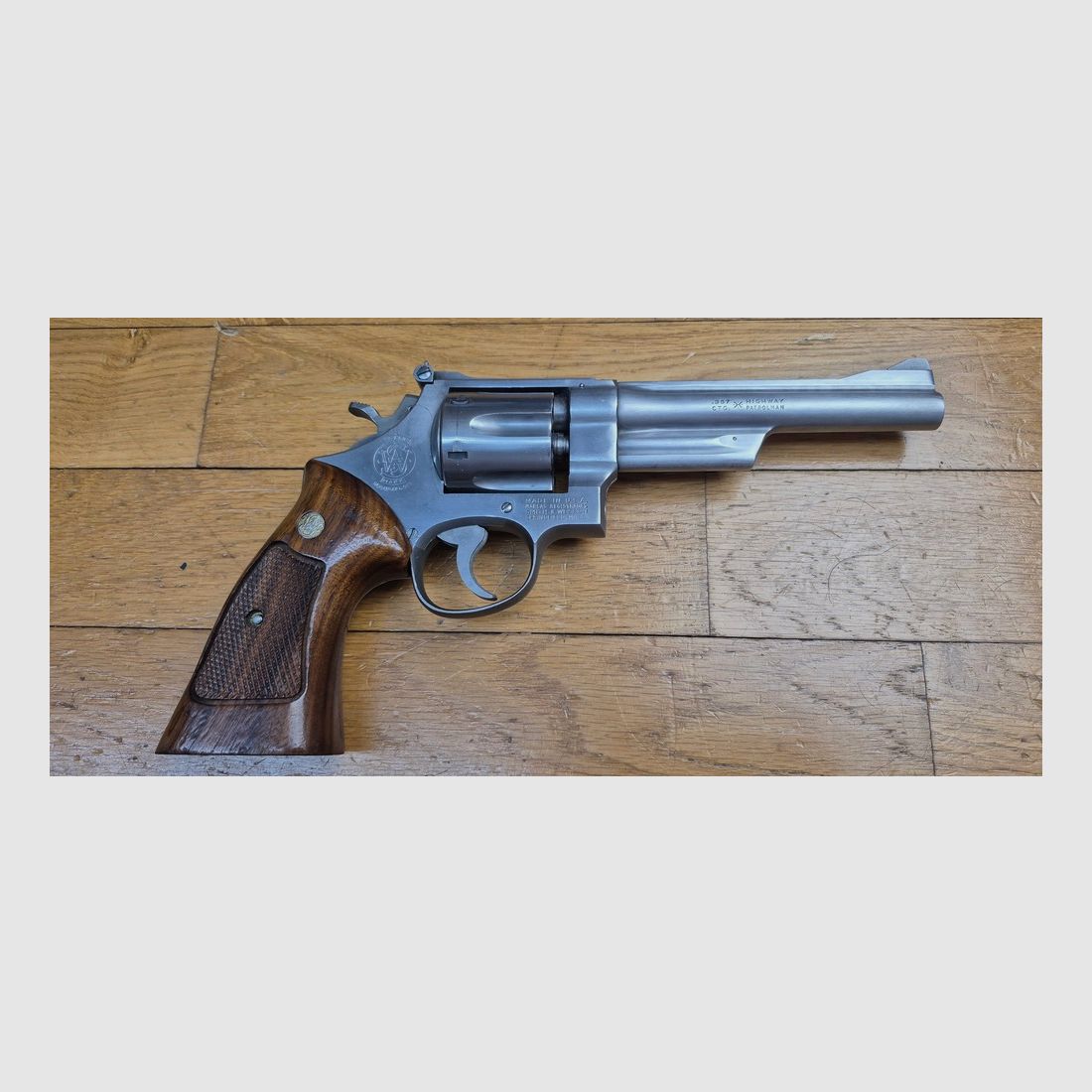 Sehr schöner und seltener Revolver Smith&Wesson Modell 28-2, genannt „Highway Patrolman“ – Waffe der Autobahnpolizisten der 60er-80er Jahre – Kaliber 357mag / 38sp – Waffe von 1979 – Seltene satinierte Nickeloberfläche – Qualität „Pinned and Recessed“ – Sehr guter mechanischer und ästhetischer Zustand – Ausgezeichneter 6-Zoll-Lauf – TBE+, Bild 2 von 23