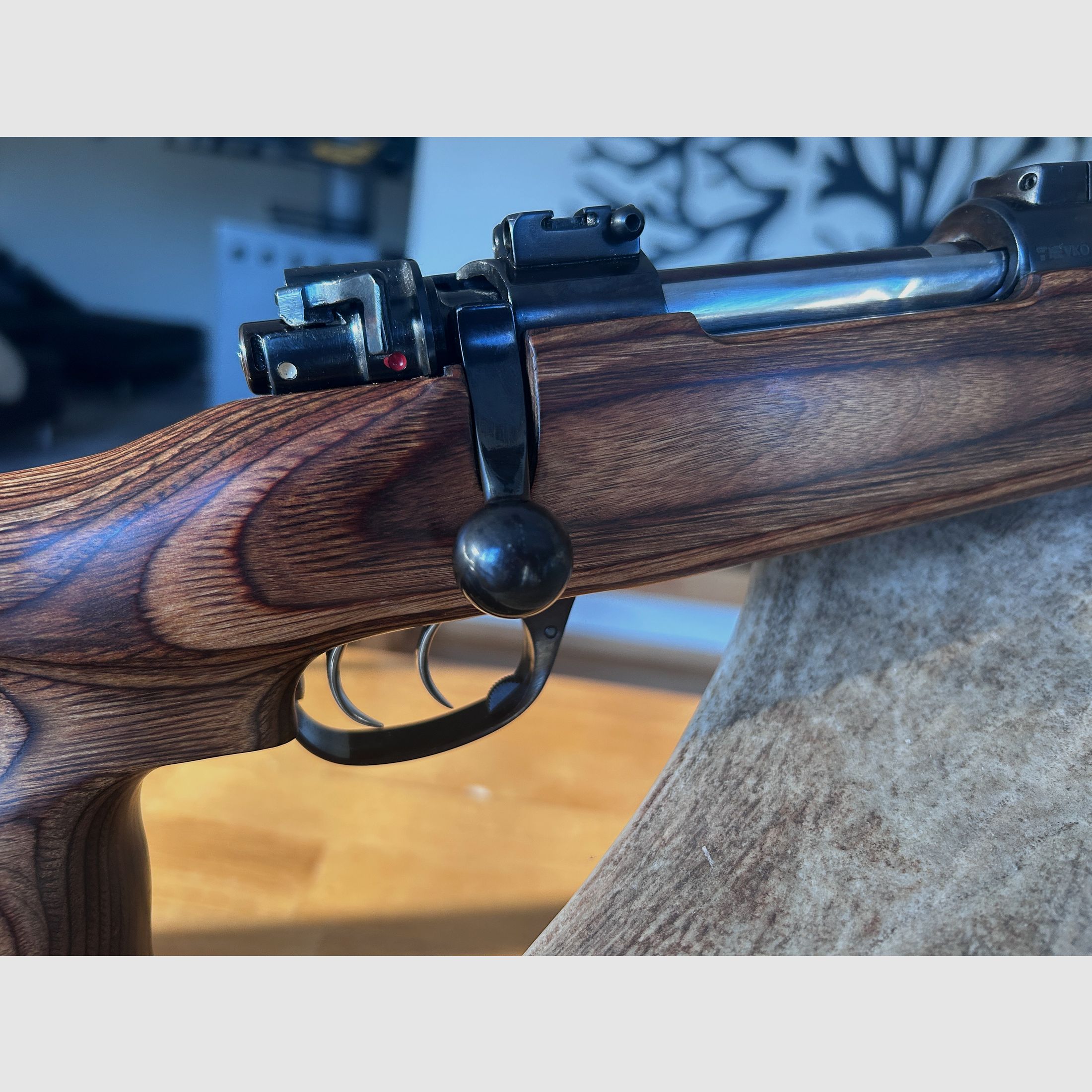 Kettner 98er 9,3x64 mit Schichtholz-Lochschaft und seitlicher Sicherung