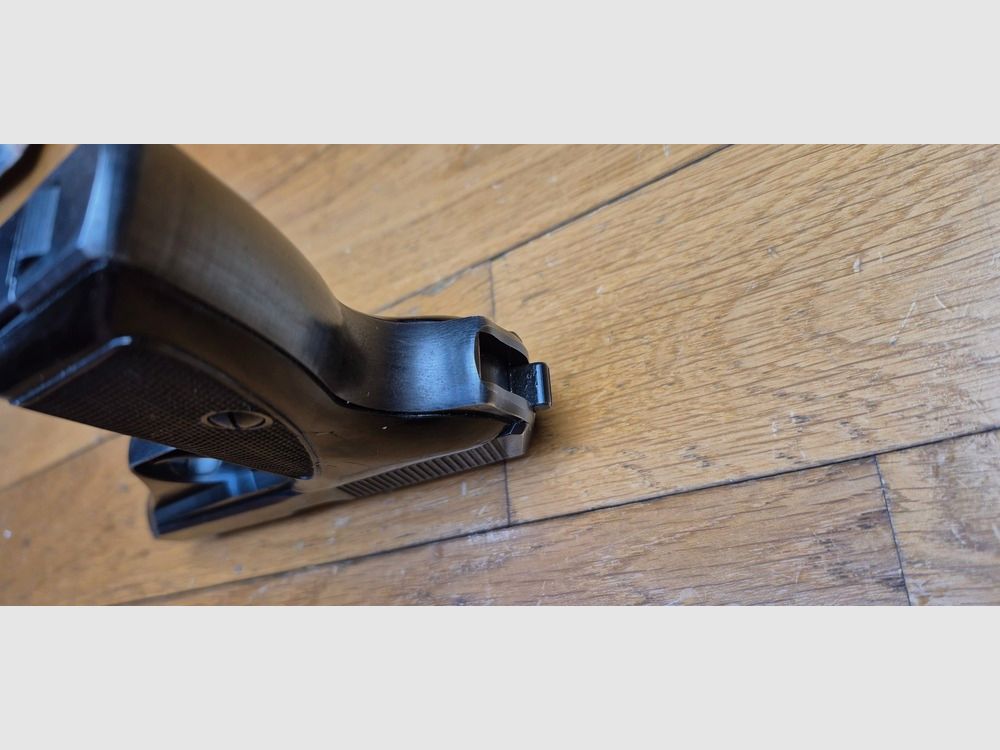 Schöner Mauser Pistol Modell HSC – Seltene Mauser-Herstellung unter französischer Besatzung – In 7,65mm und acht Schuss – 1945 – Mindestens ebenso seltene originale Fantasie-Hülle – Sehr guter ästhetischer und mechanischer Zustand – TBE+/ TBE++, Bild 7 von 19