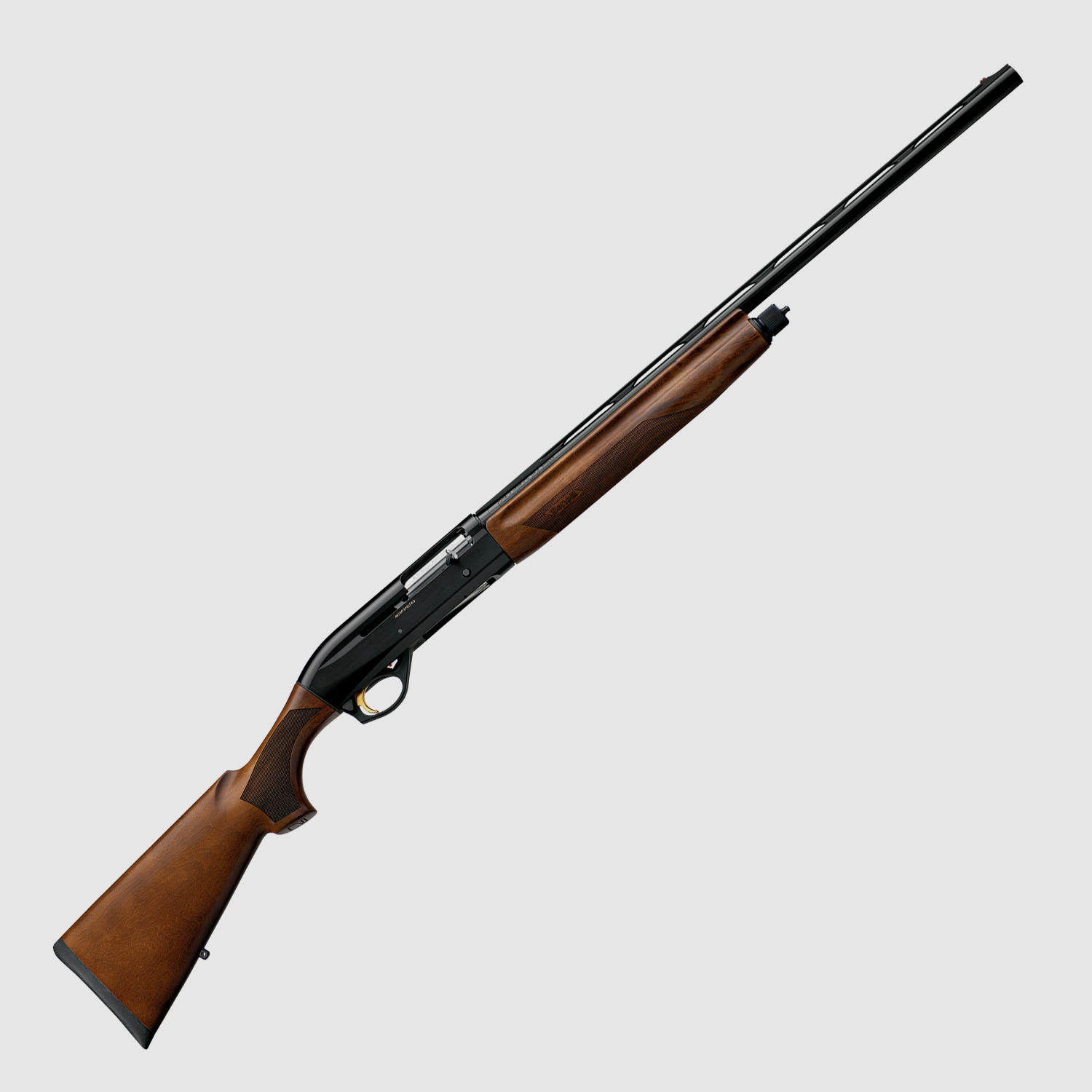 Benelli Montefeltro 20, en version noir absolu avec récepteur anodisé, se distingue par sa fiabilité, sa légèreté et ses performances balistiques.