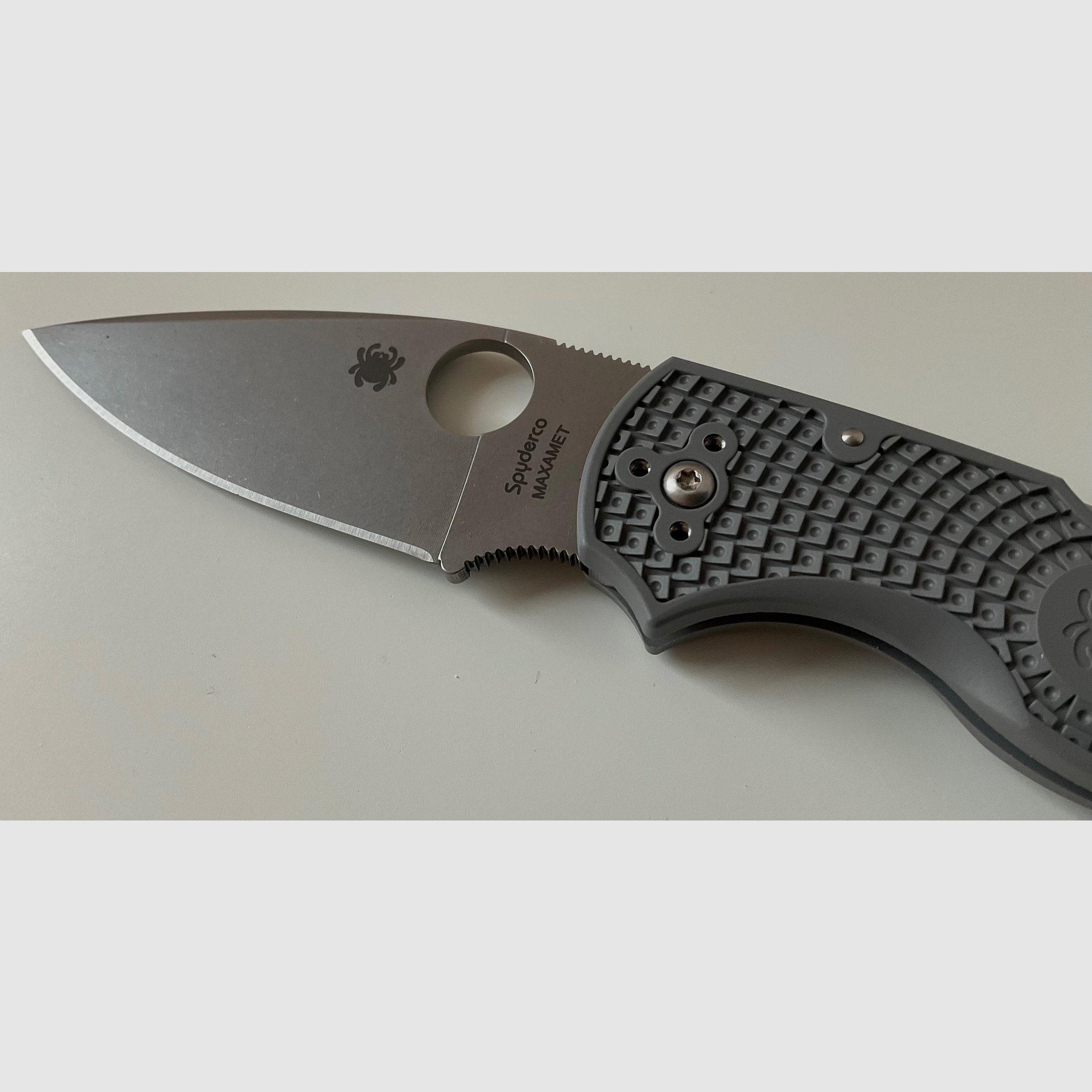 Spyderco Native 5 Maxamet C41GY5 Folder, FRN grau mit Deep Carry Clip von Lynch