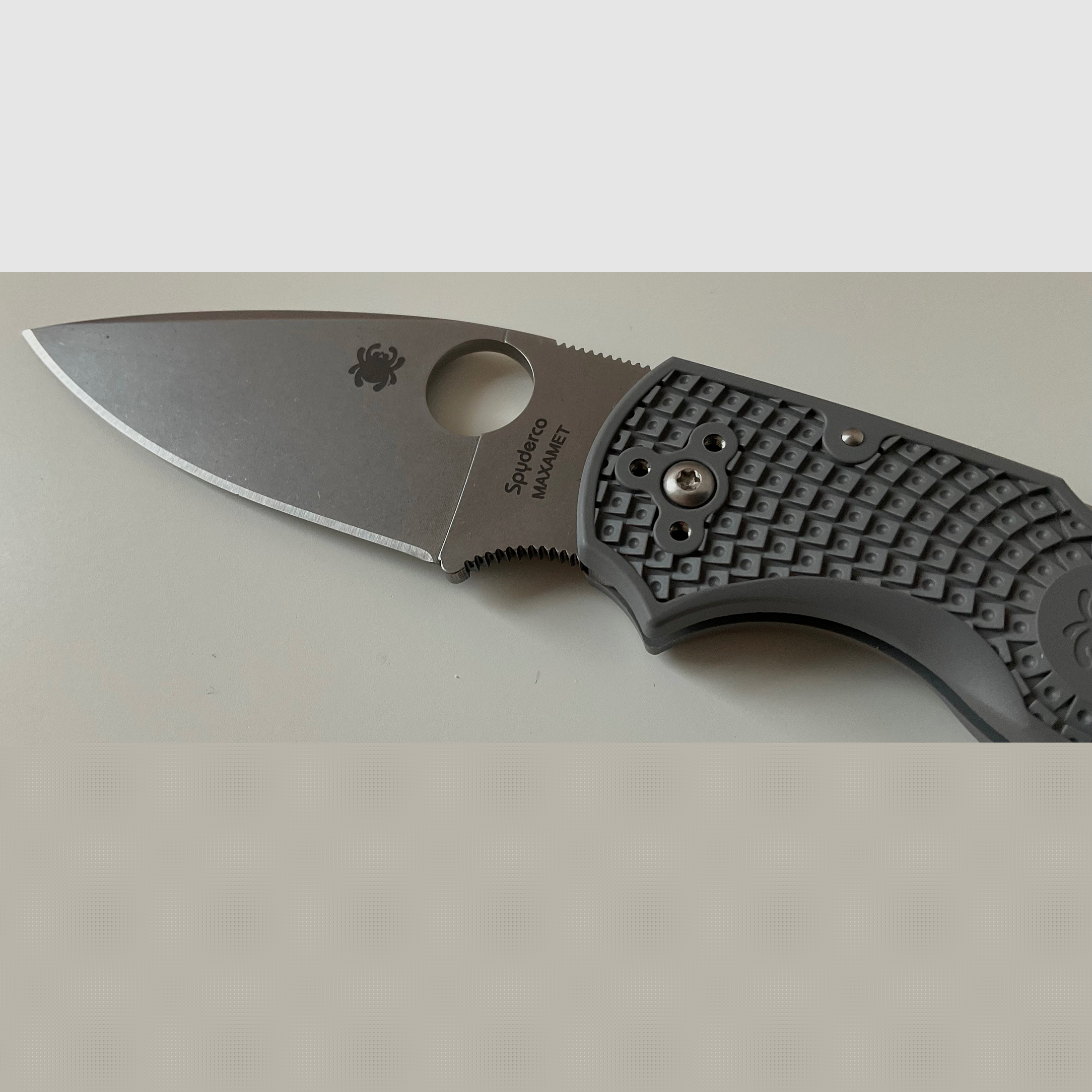 Spyderco Native 5 Maxamet C41GY5 Folder, FRN grau mit Deep Carry Clip von Lynch