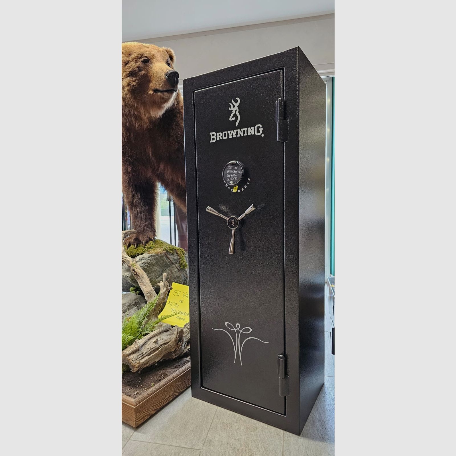 BROWNING DEFENDER 12 GUN SAFE, image 1 of 4