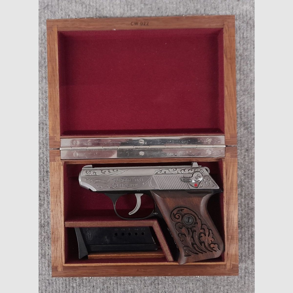 Walther 22 Sondermodell 25 Jahre TPH 1969-1994 Pistole 22lr Schmuckstück, graviert mit Holzgriff  mit 2 Magazinen in Holzschatulle mit Walther Gravur
