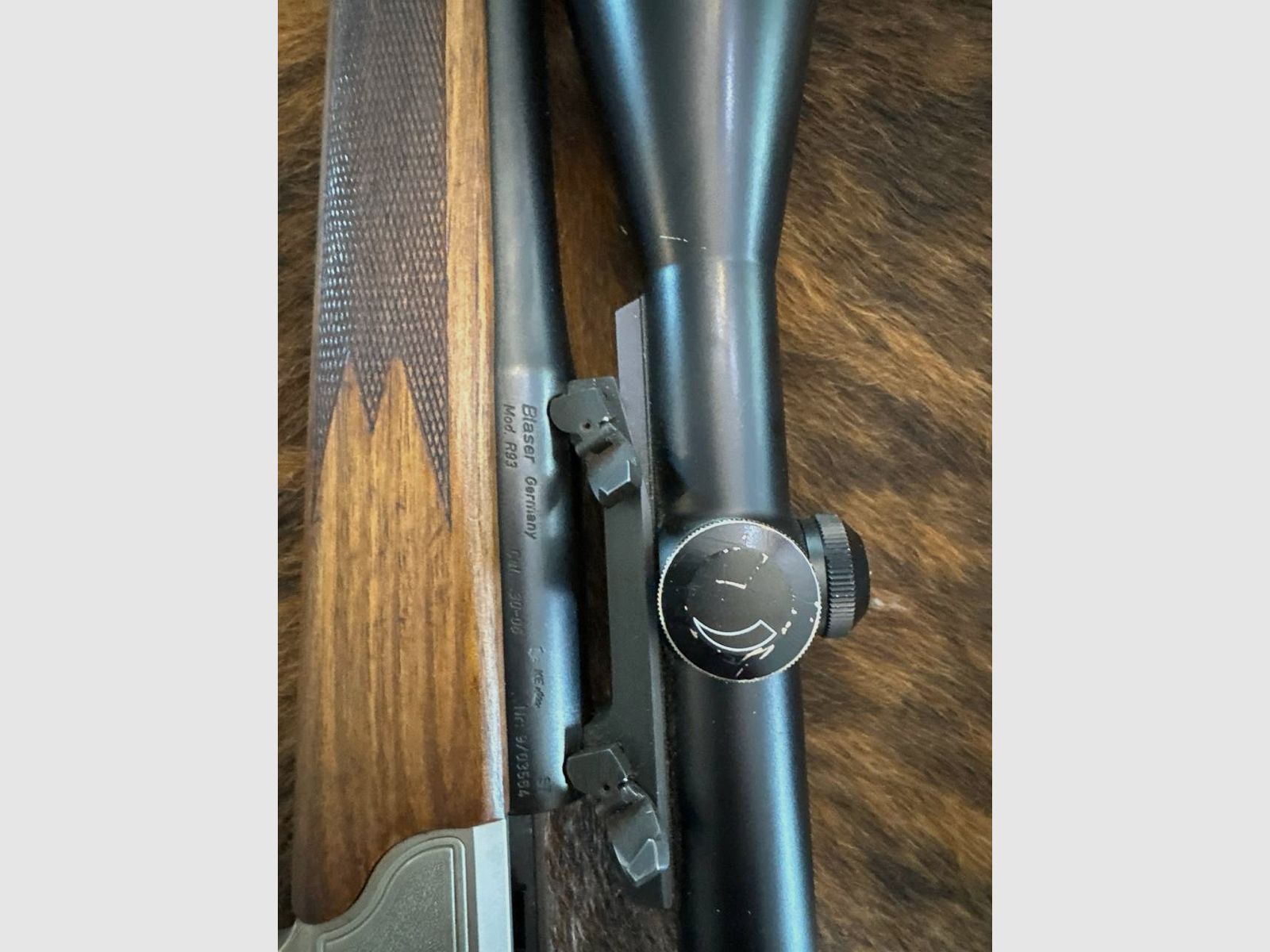 Blaser R93 ripetitore a otturatore lineare calibro .30-06 con montaggio originale Blaser e ottica Frankonia 3–12×56, reticolo 4