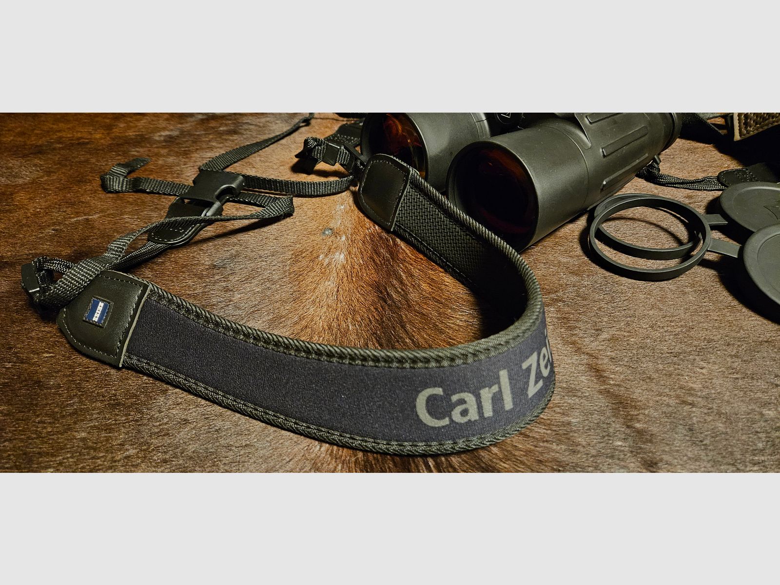ZEISS Victory 10x56 T RF - Fernglas mit Entfernungsmesser - mit umfangreichem Zubehör