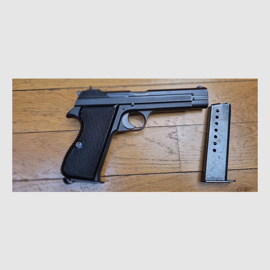 Sehr schöner SIG P210-2 Pistol – Mythos des 9 para – Militärwaffe des 4. Vertrags – Ca. 1957/60-62 – Sehr gute Brünierung – Traumhaftes Funktionieren und Lauf – 2. Magazin und Holster (alles dabei!) zusätzlich geliefert – Zustand TBE+/TBE++!, Bild 18 von 26